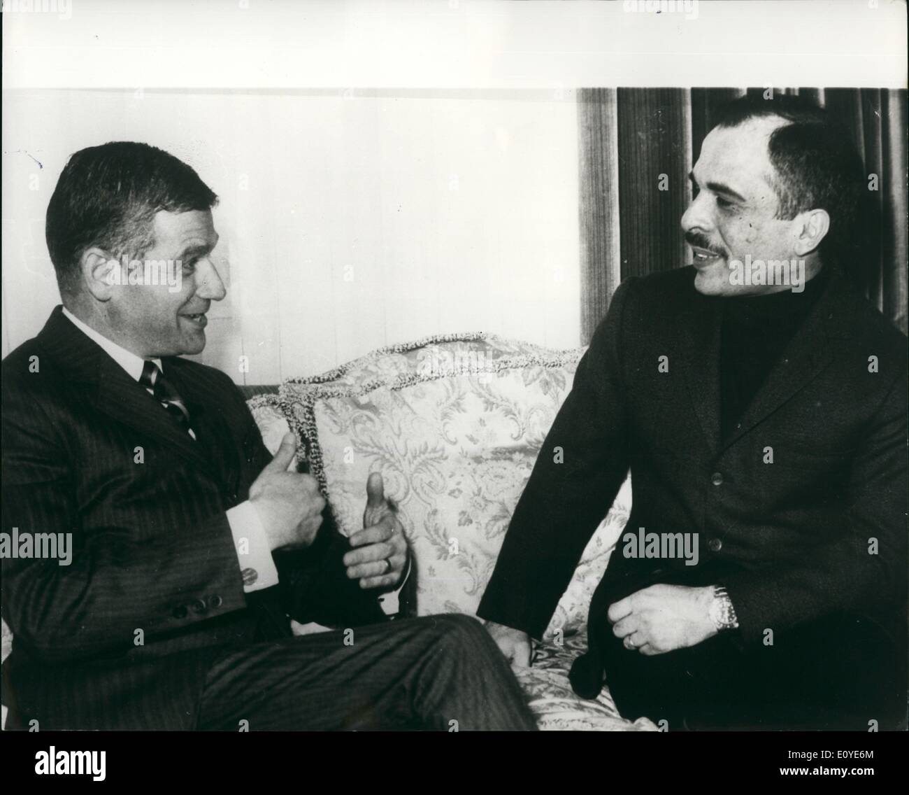 01 janvier 1970 - Le Sénateur Hatfield rencontre le roi Hussein. La photo montre le Roi Hussein de Jordanie (à droite), que l'on voit lorsqu'il nous a reçu le sénateur Hatfield à Hummar Palace, près d'Amman. Banque D'Images
