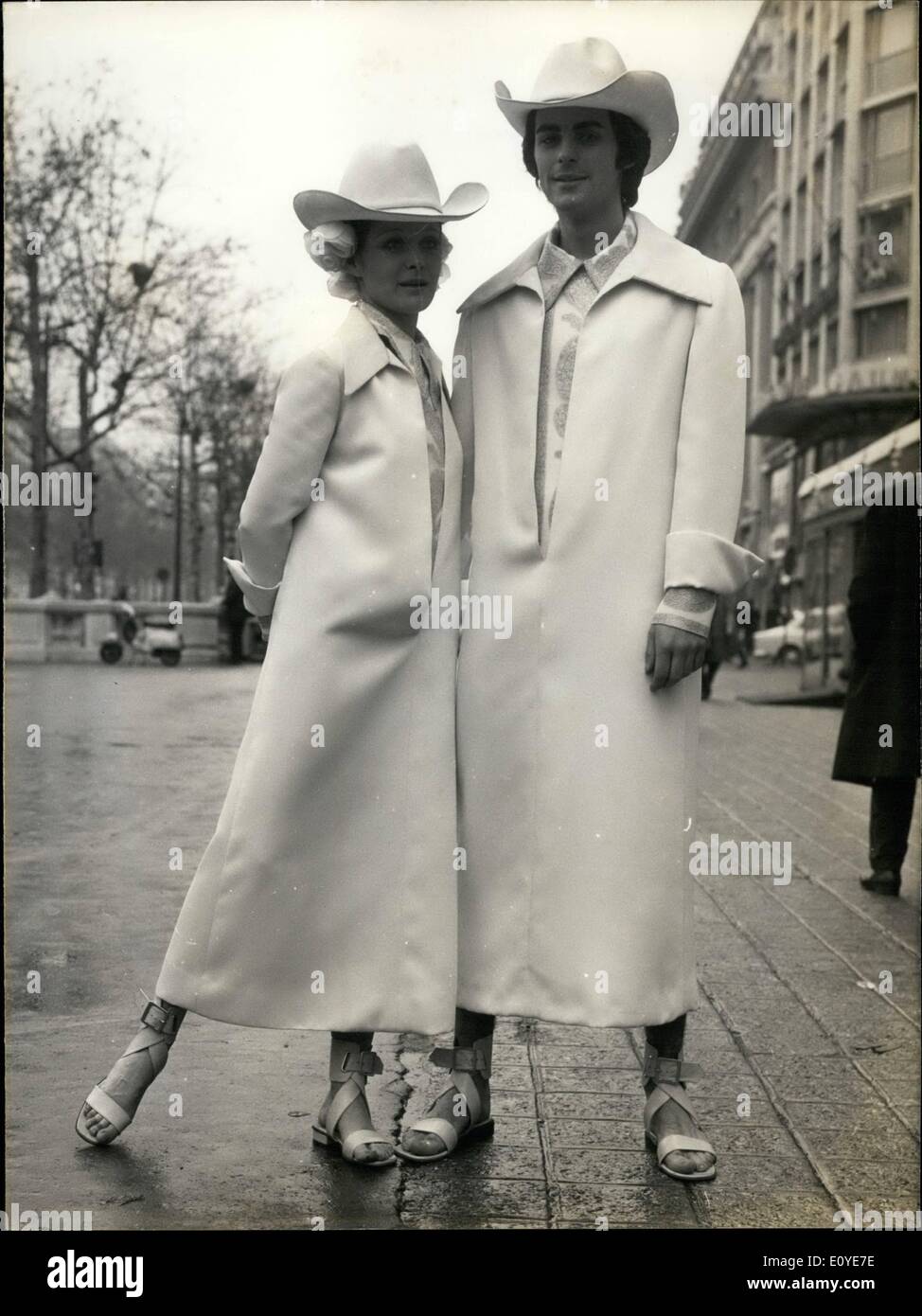 01 janvier 1970 - Paroisse Fashion : Jacques Esterel montrer sa dernière  collection : Paris's top couturiers sont maintenant montrant leurs  collections pour le printemps et l'été. Jacques Esterel's fashion show est