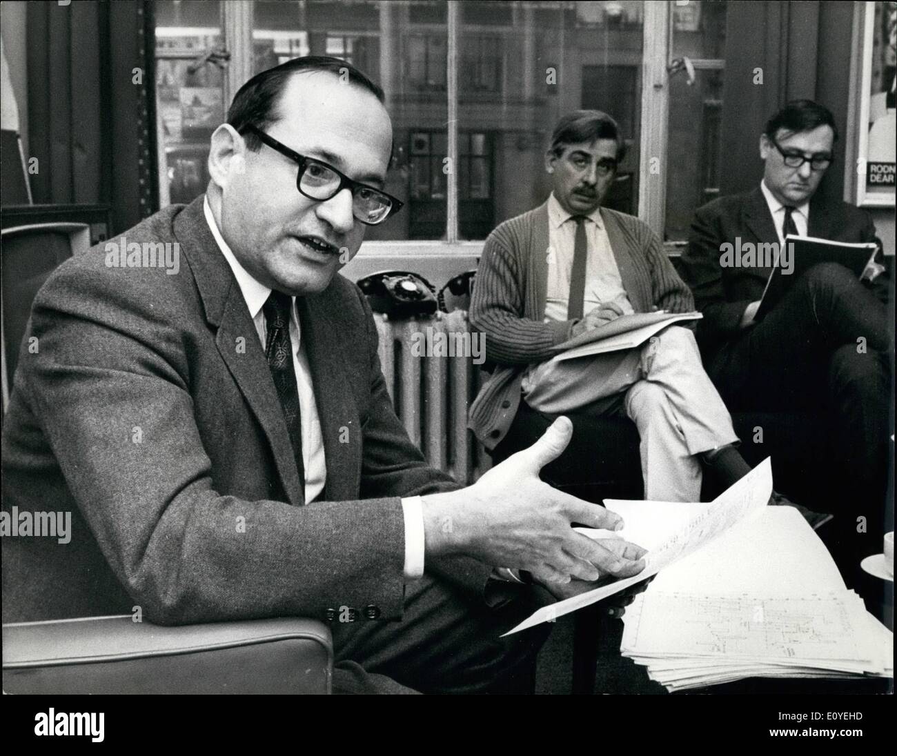 01 janvier 1970 - fall-out aurait tué 500 000 bébés. : Dans la Thames Television programme documentaire Rapport sur la pollution, ''et le huitième jour'' à transmettre ce soir, le Dr Ernest Sterngalss, professeur de physique des rayonnements, de l'Université de Pittsburgh, commentaires ''Il semble maintenant que si des pays comme les États-Unis et l'Angleterre, jusqu'à un enfant sur deux né qui est mort d'atteindre l'âge de l'un, est mort à cause d'essais nucléaires. Aux États-Unis depuis le début des années 1950. quelque chose comme enfants 4000,000'' photo montre la photo d'hier sur la télévision House, Londres, du Dr Banque D'Images