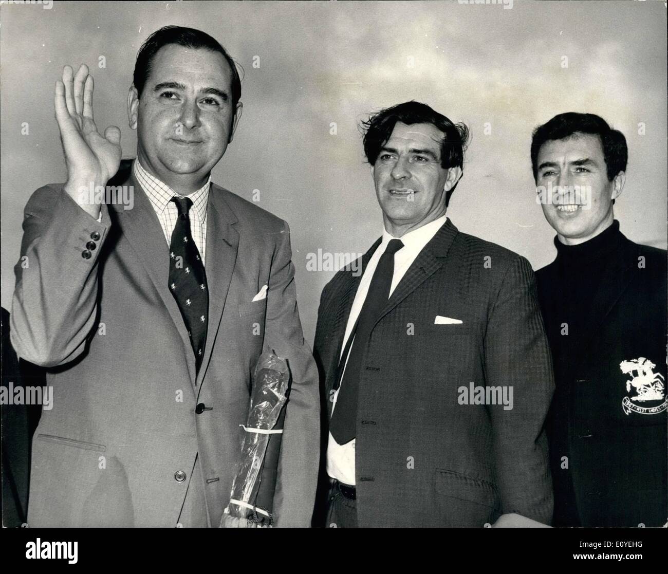 01 janvier 1970 - Colin Cowdrey et les Cavaliers de cricket international partir pour la Jamaïque. : Colin Cowdrey le capitaine de l'Angleterre à gauche l'aéroport de Londres cet après-midi pour les Antilles étaient les Cavaliers internationaux fera une courte visite. Photo montre trois membres de l'équipe aujourd'hui à Heathrow L-R. Colin Cowdrey, Fred, Truman et Fred Titmas. Banque D'Images