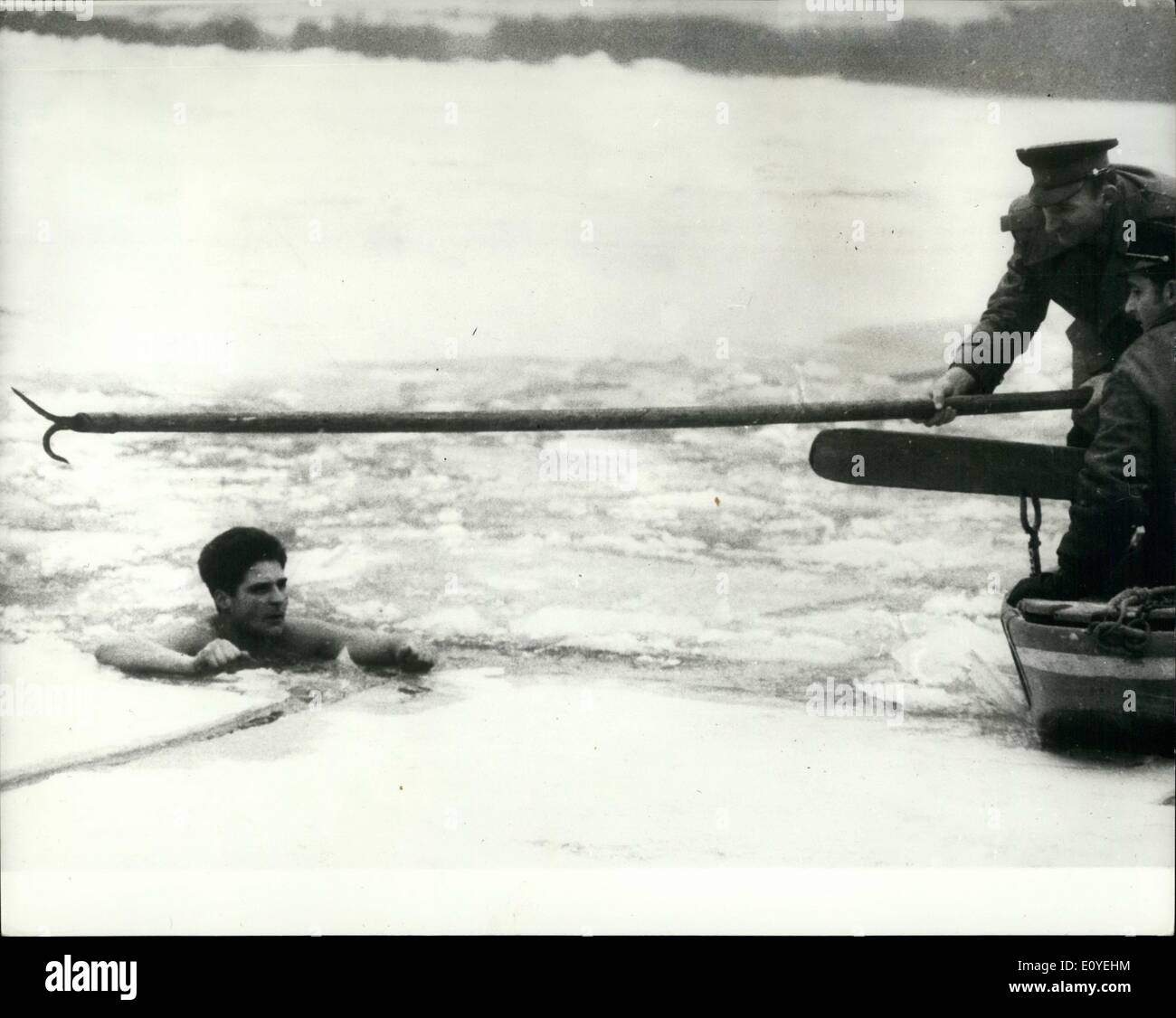 01 janvier 1970 - Athlète hongroise sur l'hiver annuel nager sur le Danube Hongrois Gyorgy Schirilla lorsque l'athlète a fait sa nage annuel le Danube à Budapest, il a dû lutter contre des blocs de glace qu'il a forgés entre - en 13 minutes. Ce printemps, Schirilla a l'intention d'exécuter de Budapest à Ulyanovsk, via Moscou, Leningrad, Viborg et Kazan, la distance de 5 100 km - Nouveau record du monde - et aussi nager à travers la Volga sur le chemin. Photo montre : policiers qui ont suivi Gyorgy Schirilla par bateau sur le Danube, l'aider en poussant de côté les banquises. Banque D'Images