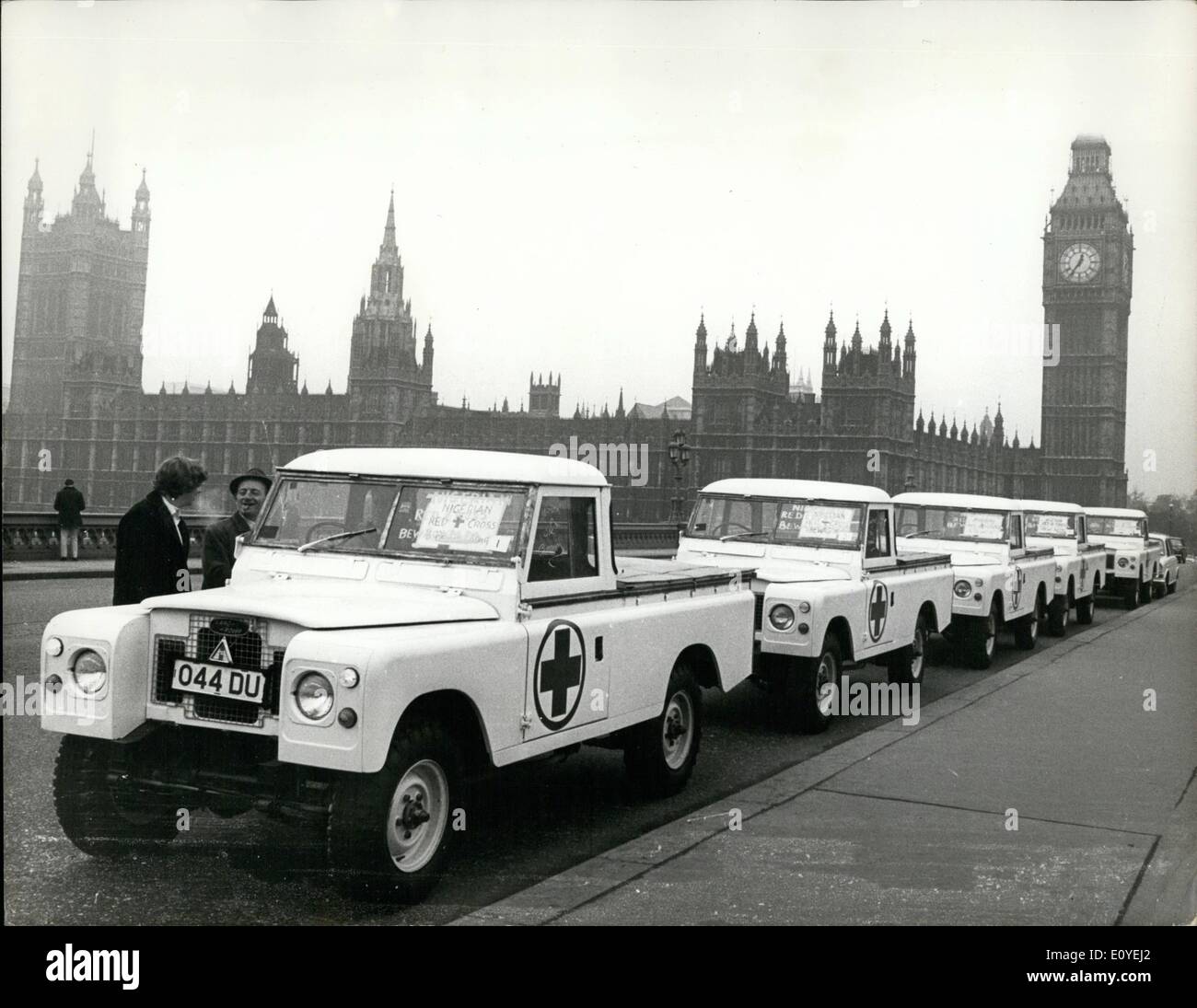 01 janvier 1970 - Armée de la Croix-Rouge Land Rover prêt à aller vers le Nigeria. Photo : Croix-rouge Land Rovers armée peint en blanc prêt à aller vers le Nigeria, qui est représenté sur le pont de Westminster, Londres. Banque D'Images