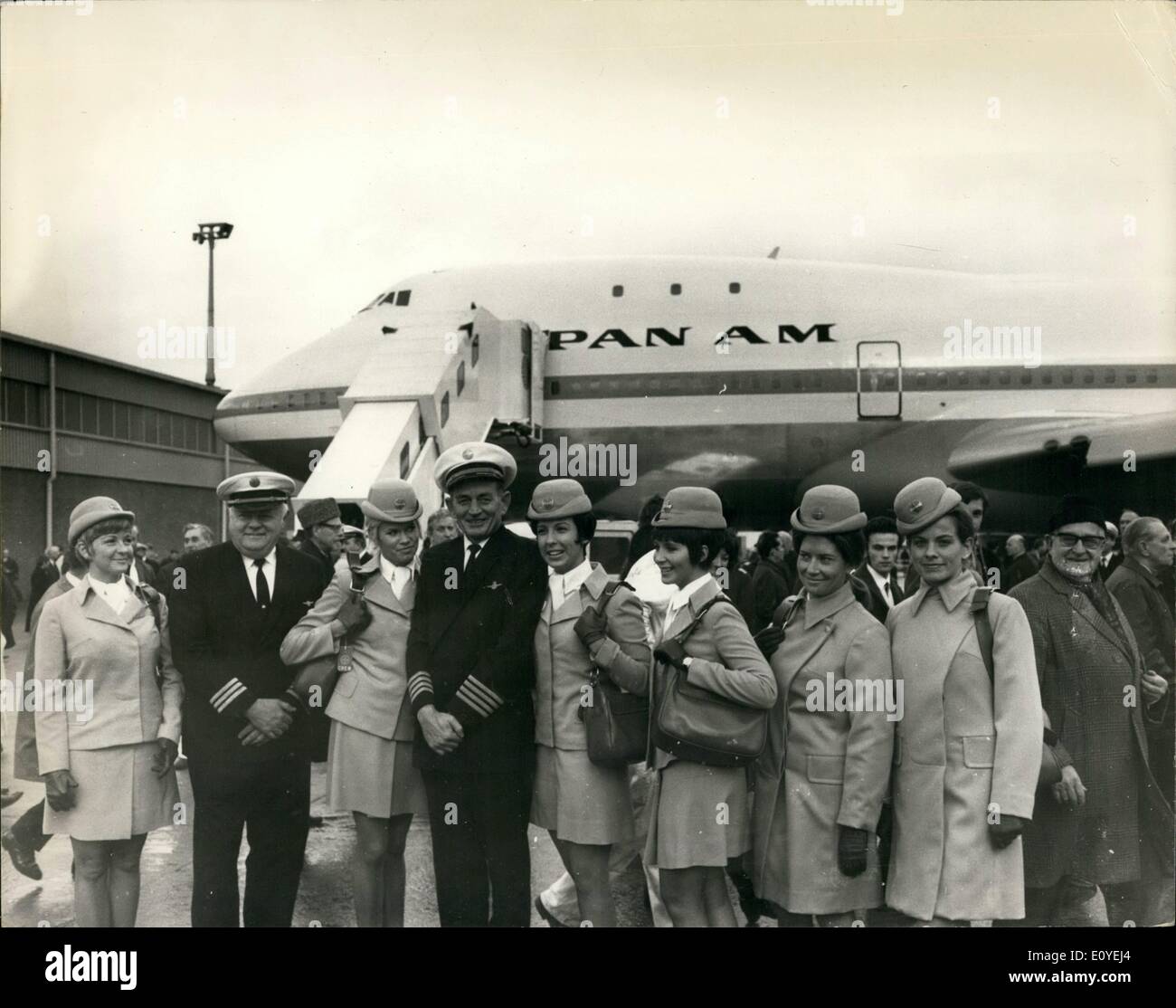 01 janvier 1970 - Jumbo jet arrive. Pan American's Boeing 747 jumbo jet - le plus grand avion de ligne, est arrivée à l'aéroport d'Heathrow aujourd'hui, après la traversée de l'Atlantique sur un vol Pan Am prouver avant d'ordinaire du jumbo jet régulier entre les États-Unis et la Grande-Bretagne le 21 janvier. Photo montre : Les membres de l'équipage sur la photo en face du géant jumbo-jet à l'aéroport d'Heathrow d'aujourd'hui. Banque D'Images