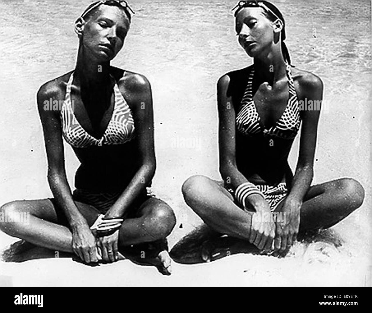 01 janv., 1970 - Londres, Angleterre, Royaume-Uni - Photo : 1960 des années 70. Jeunes filles posant en bikini dans des défilés de mode, les pousses et sur les plages de bronzage. Selon la version officielle, le bikini moderne a été inventé par l'ingénieur français Louis et Rekard Fashion designer Jacques Heim à Paris en 1946 et a présenté le 5 juillet à un défilé à Piscine Molitor à Paris. C'était un bikini avec un g-string dos Banque D'Images