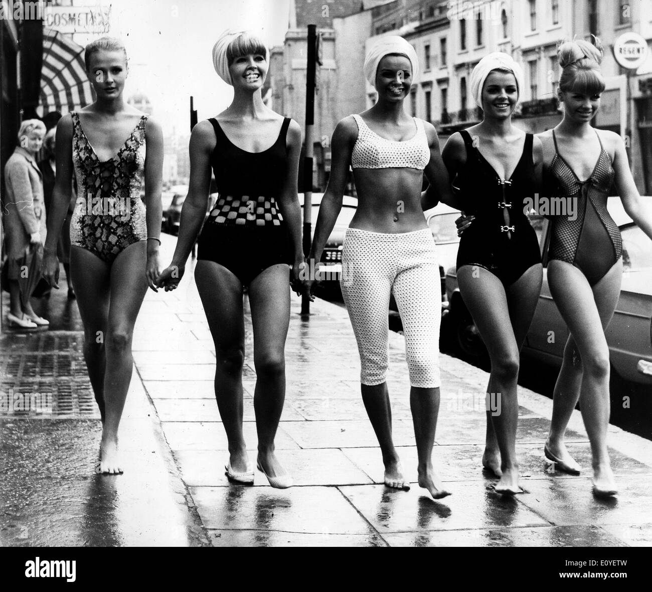 01 janv., 1970 - Londres, Angleterre, Royaume-Uni - Photo : 1960 des années 70. Jeunes filles posant en bikini dans des défilés de mode, les pousses et sur les plages de bronzage. Selon la version officielle, le bikini moderne a été inventé par l'ingénieur français Louis et Rekard Fashion designer Jacques Heim à Paris en 1946 et a présenté le 5 juillet à un défilé à Piscine Molitor à Paris. C'était un bikini avec un g-string dos Banque D'Images