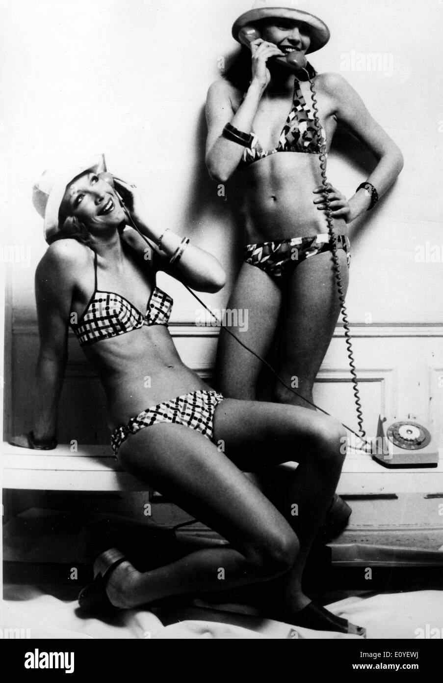 01 janv., 1970 - Londres, Angleterre, Royaume-Uni - Photo : 1960 des années  70. Jeunes filles posant en bikini dans des défilés de mode, les pousses et  sur les plages de bronzage.