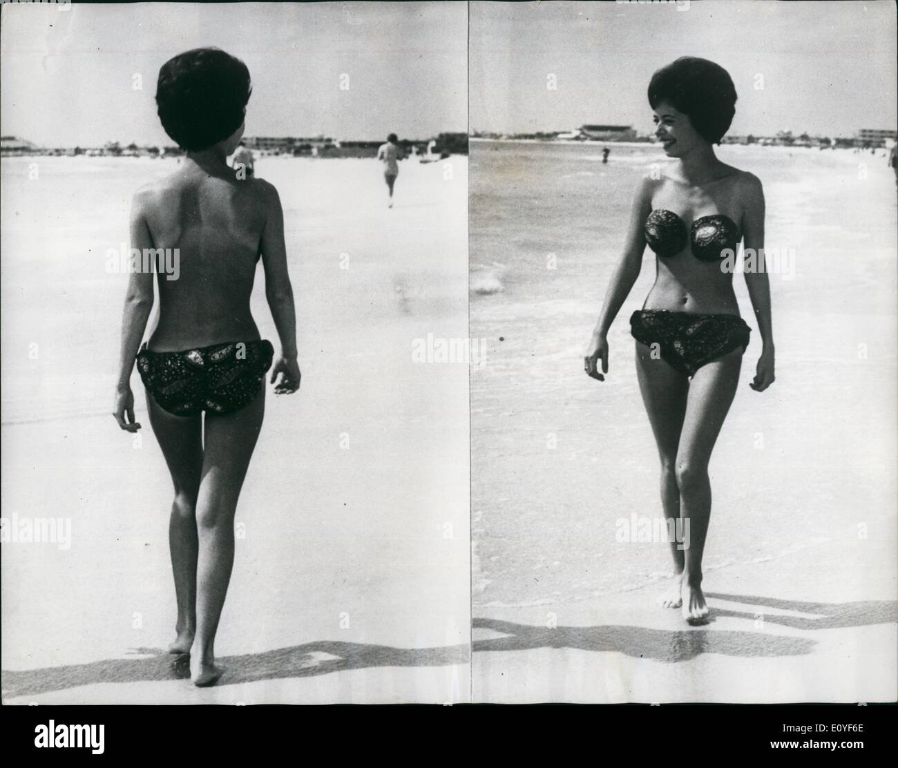 1 janvier, 1970 - Sara Modèles nerveusement l'Audace Nouvelle Trikini Fashion Pendant Première mondiale : ''Je pense qu'ils vont rester,'' dit modèle Sara Benson (21), se référant à la partie supérieure des deux tiers de l'extraordinaire costume de bain qu'elle était en train de démontrer. Les espoirs de l'observation a été faite lors de la première mondiale de la 3-pièces vêtement à Saint Petersburg (Floride). Pendant ce temps heureux, murmura observateurs ''mais comment peuvent-ils rester sur du tout ?'' La réponse a été révélé par le designer trikini, Angela Williams Banque D'Images