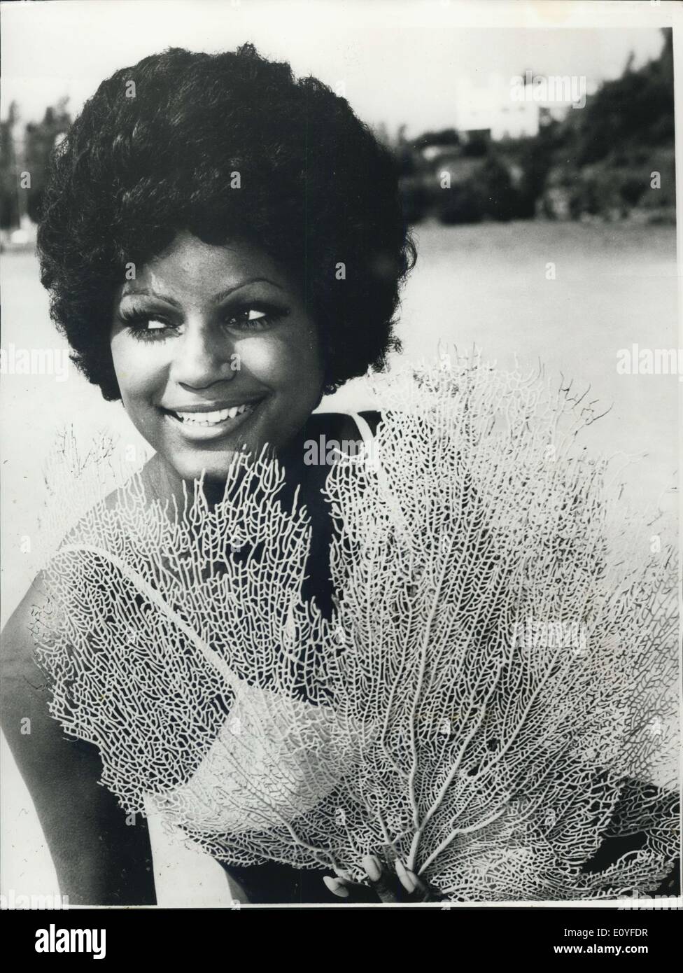 01 janvier 1970 - Bermuda's ''Miss tout'' : ''Miss Bermudes'', ''Miss photogénique'' et maintenant ''Miss International du Tourisme''. Beauté des Bermudes Curvacious Margaret Hill touché le jackpot en 1970 - 71 concours de beauté captivante, le public et les juges et la capture de trois grands trophées dans le processus. Margaret' s actifs sont très clairement dans cette scène de plage Bermudes, malgré sa modeste posent derrière un délicat d'éventails de mer l'un des coraux fascinant qui abondent dans les profondeurs de la mer des Bermudes. 21 ans représentés dans les Bermudes Margaret concours de Miss Univers à Miami, où elle a remporté le titre de Miss photogénique Banque D'Images