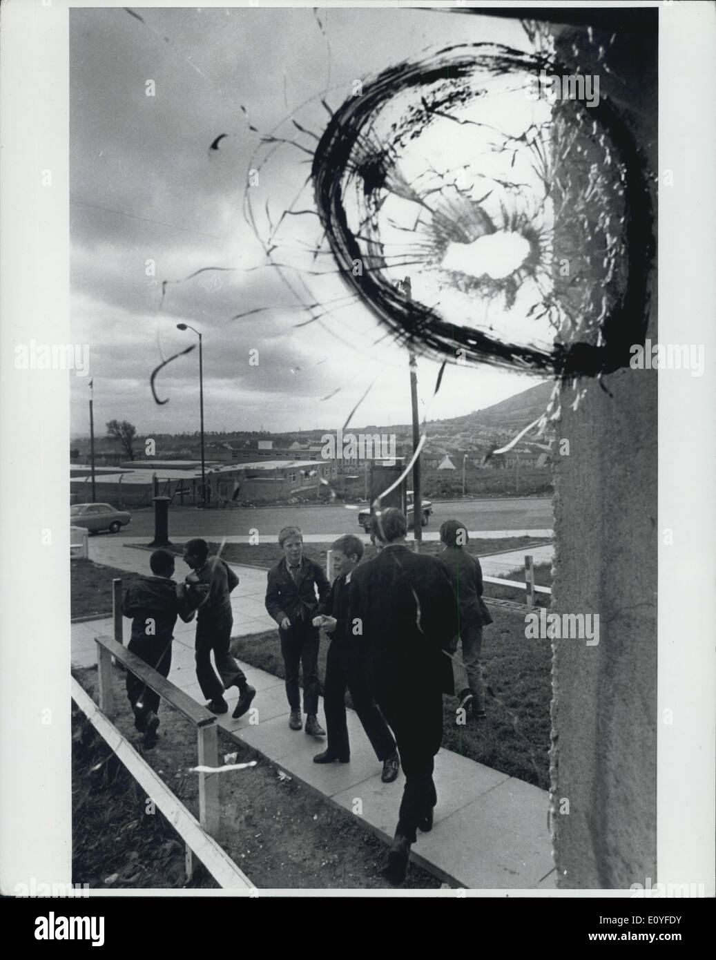 01 janvier 1970 - La jeunesse protestante de Belfast, Irlande du Nord play sous windows fracassé par un tireur d'Ira catholique. (La date exacte Banque D'Images