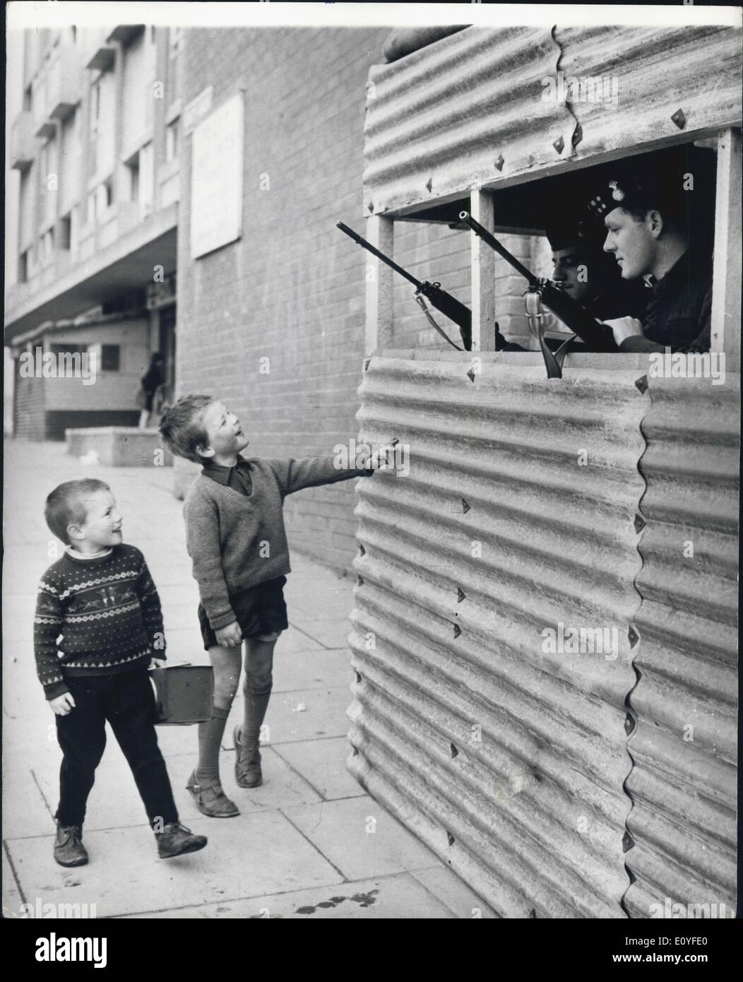 01 janvier 1970 - tout n'est pas sombre dans Belfast. : cette photo de deux petits frères, montre le bon côté de Belfast, alors qu'ils partagent une blague avec deux Gris écossais. (Date précise inconnue). Banque D'Images