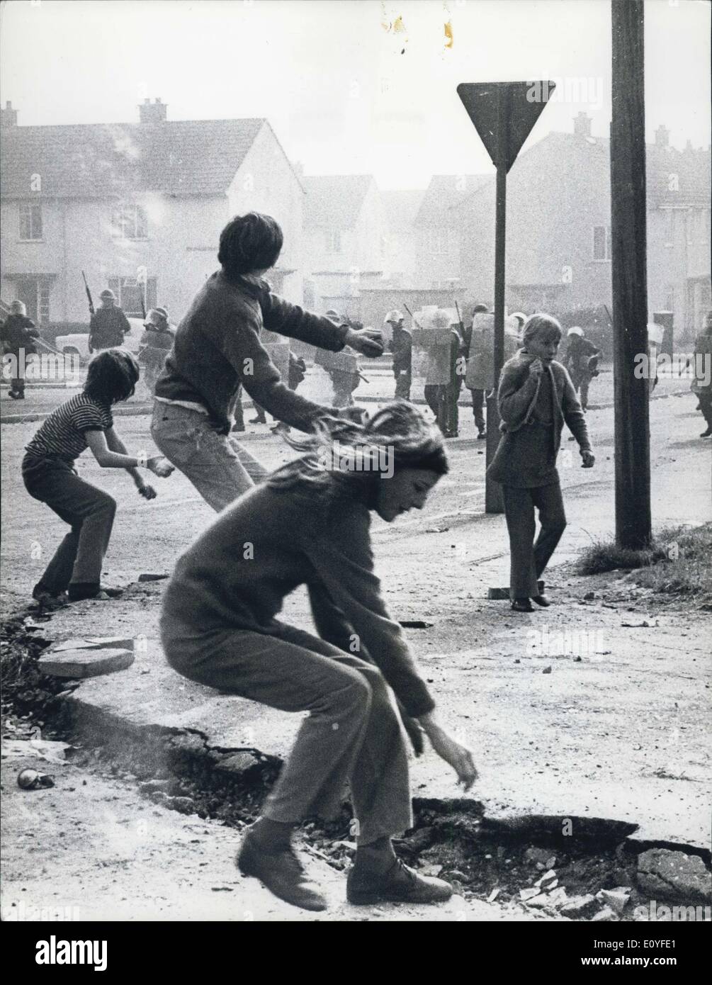 1 janvier, 1970 - Enfants en guerre .... Fulvio Grimaldi études des enfants dans l'Ulster d'aujourd'hui démontrer graphiquement leur implication dans les problèmes qui les entourent. Mais qui peut dire si, ou dans quelle mesure, leurs expériences actuelles se manifestent dans la vie de ces ''citoyens de demain' Banque D'Images