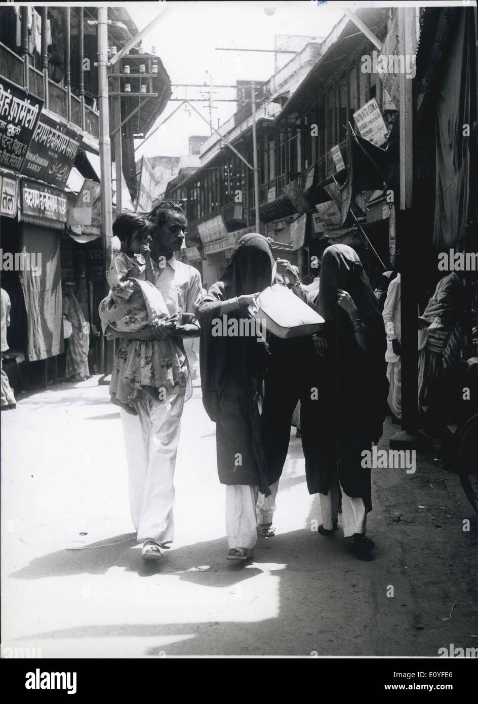 1 janvier, 1970 - Les magasins avec les épouses : UN Moalem avec ses deux femmes voilées du shopping dans la vieille ville de Delhi. Il est permis d'avoir quatre épouses - s'il peut se le permettre ! Banque D'Images