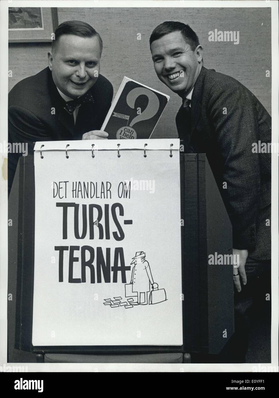 1 janvier, 1970 - Les touristes en Suède vont obtenir un meilleur service : Dans cet été, les touristes en Suède vont obtenir de meilleurs services dans les pénuries alimentaires de toute la Suède. Une enveloppe nationale en anglais courseactivity est à partir de cette semaine. L'équipe est Wellcome, puis-je vous aider'' sur deux milj. Les touristes étrangers sont les courses durant la saison touristique à la pénurie alimentaire Banque D'Images