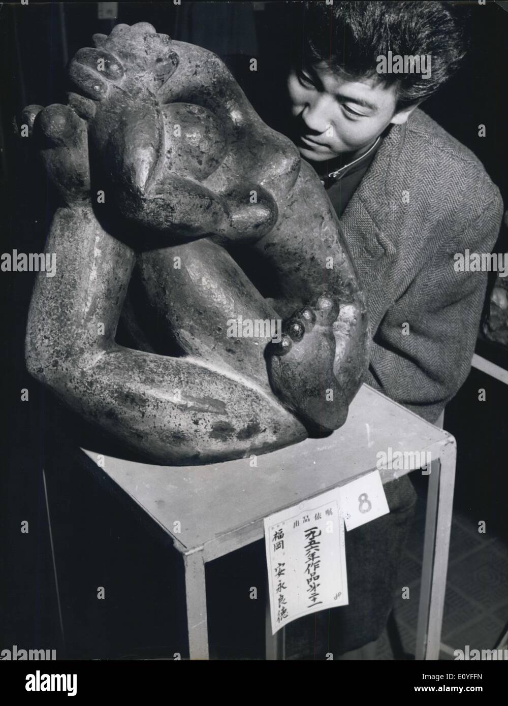 1 janvier 1970 - ''1956'' - une entrée du sculpteur Y.Yasunaga, qui est composé d'une étude de mains et pieds ntertwinés. Les inscriptions artistiques japonaises : les inscriptions aux ''Jeux Olympiques d'Art'' de cette année : les inscriptions aux ''Jeux Olympiques d'Art'' de cette année ont rempli les deux salles du parc Uno de Tokyo de peintures et de statues - plus de 30 en tout. Presque tous les artistes et sculpteurs japonais entrent dans le concours et espèrent la remise des médailles d'or. Toute la journée, les hommes et les femmes japonais, et leurs enfants, se présentent autour des expositions, les étudient et leur portent leurs propres jugements Banque D'Images