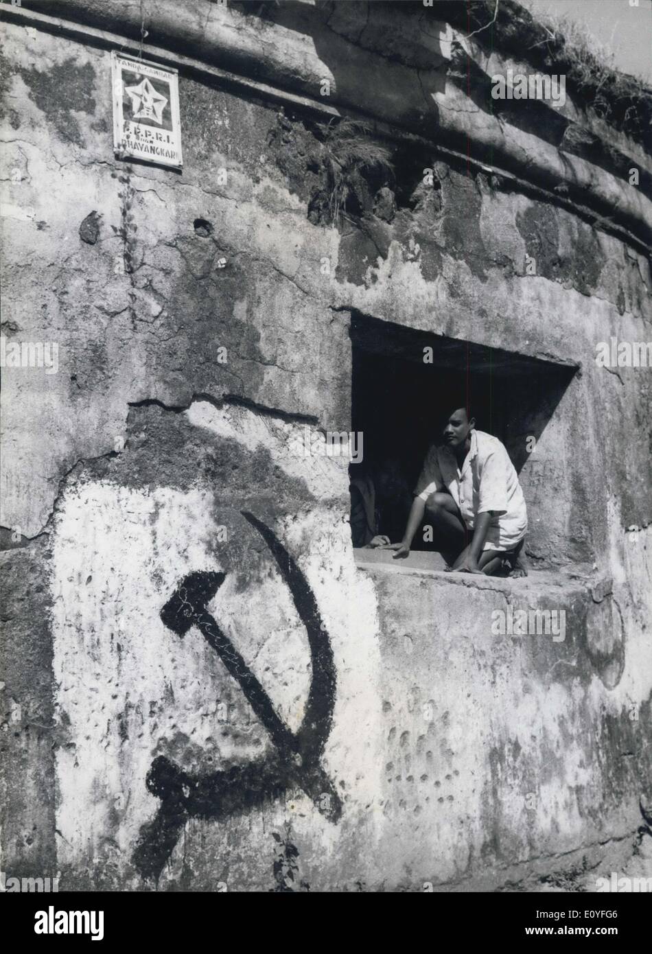 1 janvier, 1970 - un marteau et la faucille de décorer les murs d'un ancien palais dans le centre de Java. L'IPC, le Parti communiste indonésien, a obtenu 6 000 000 voix aux dernières élections, mais si une autre élection a lieu ils s'attendre à doubler ce nombre. mais il n'y a pas eu d'élection pour de nombreuses années. Banque D'Images