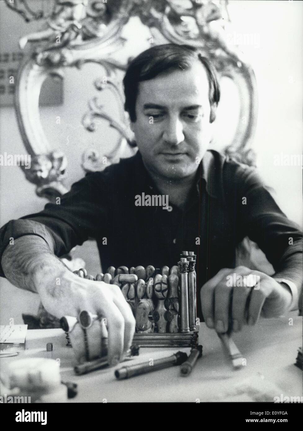 1 janvier, 1970 - Lazise Vérone Miguel Berrocal, l'artiste espagnol célèbre pour cette miniature sculpures, à l'heure actuelle vit et wor Banque D'Images