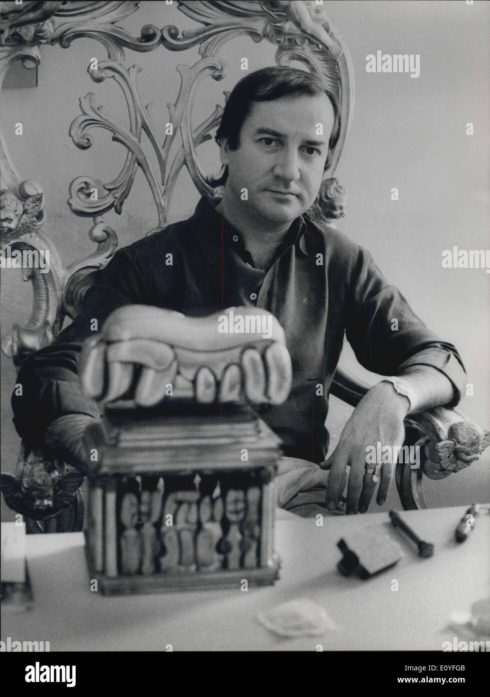 Janvier 1, 1970 - Negrar (Vérone) Miguel Berrocal, l'artiste espagnol célèbre pour ces sculptures miniatures, vit et travaille actuellement dans la 18ème villa cantury de Negrar. là où les doit et exploite un atelier, les moulages de ces sculptures min in at cleain works ces sculptures sont en demande libre de al ower le monde. Ses œuvres les plus célèbres en miniature David qui peuvent le démantelé en trente pièces intarcomecting, il est vendu blanc instructions pour le remontage. Mr. Berrocal plaus pour minaturer toutes ces consculpture sotheal qu'ils peuvent être utilisés comme ornements par e sculptures laving femmes. Banque D'Images