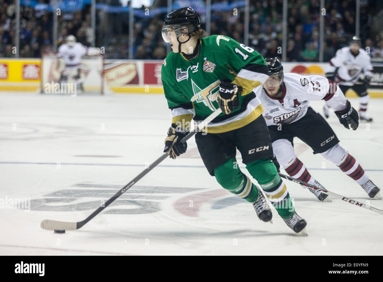 London, Ontario, Canada. 19 mai, 2014. Nicolas Aube-Kubel (16) de la Foreurs de Val-d'Or recherche un passage dans leur match contre le Storm de Guelph à la coupe Memorial 2014 à London en Ontario, Canada le 19 mai 2014. Guelph a battu Val d'Or par un score de 6-3 pour être undeated la seule équipe du tournoi. Credit : Mark Spowart/Alamy Live News Banque D'Images