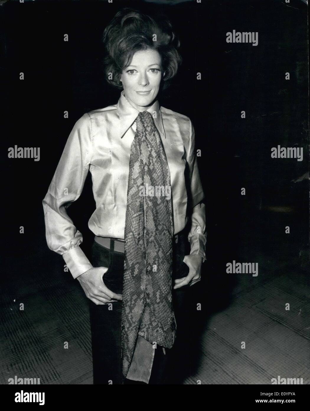 Avril 04, 1970 - Maggie Smith remporte l'Oscar : l'actrice Maggie Smith 34, a gagné un Oscar pour son rôle dans le film Le premier de Miss Jean Brodie, dans lequel elle jouait le rôle de maître d'une vieille fille. Les prix ont été faites à Hollywood La nuit dernière. MissSmith s'ouvre dans une nouvelle pièce à l'Old Vic ce soir appelé Le Beaux Stratagem. Maggie Smith vu à l'Old Vic ce soir - pour sa première nuit dans une nouvelle pièce. Banque D'Images