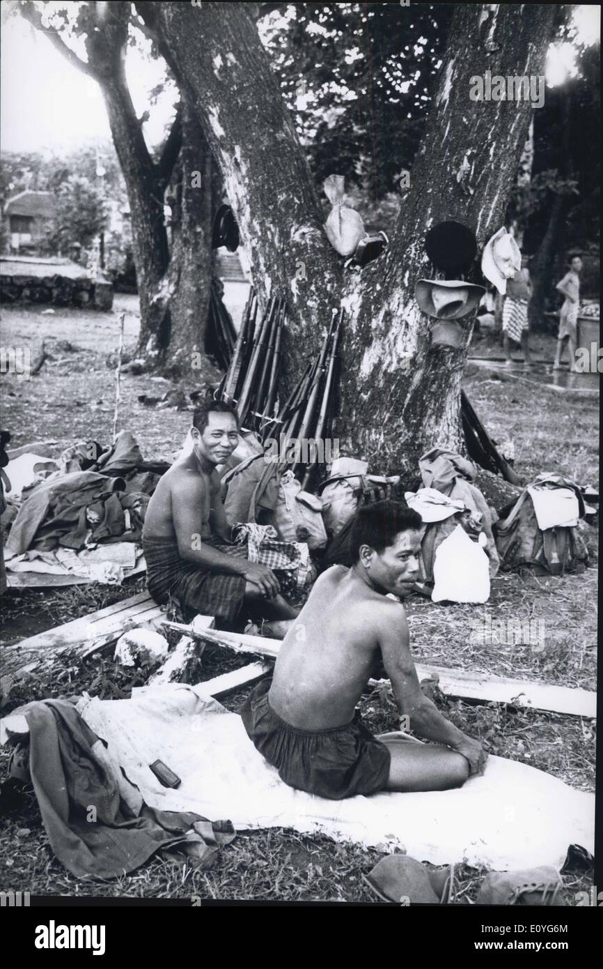 1 janvier 1970 - Cambodge - Des soldats se détendre sous les arbres où ils avaient campé Banque D'Images