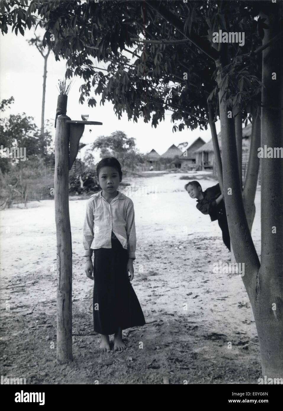 1 janvier, 1970 - un petit garçon au Laos, habillé en partie en costume national. Banque D'Images