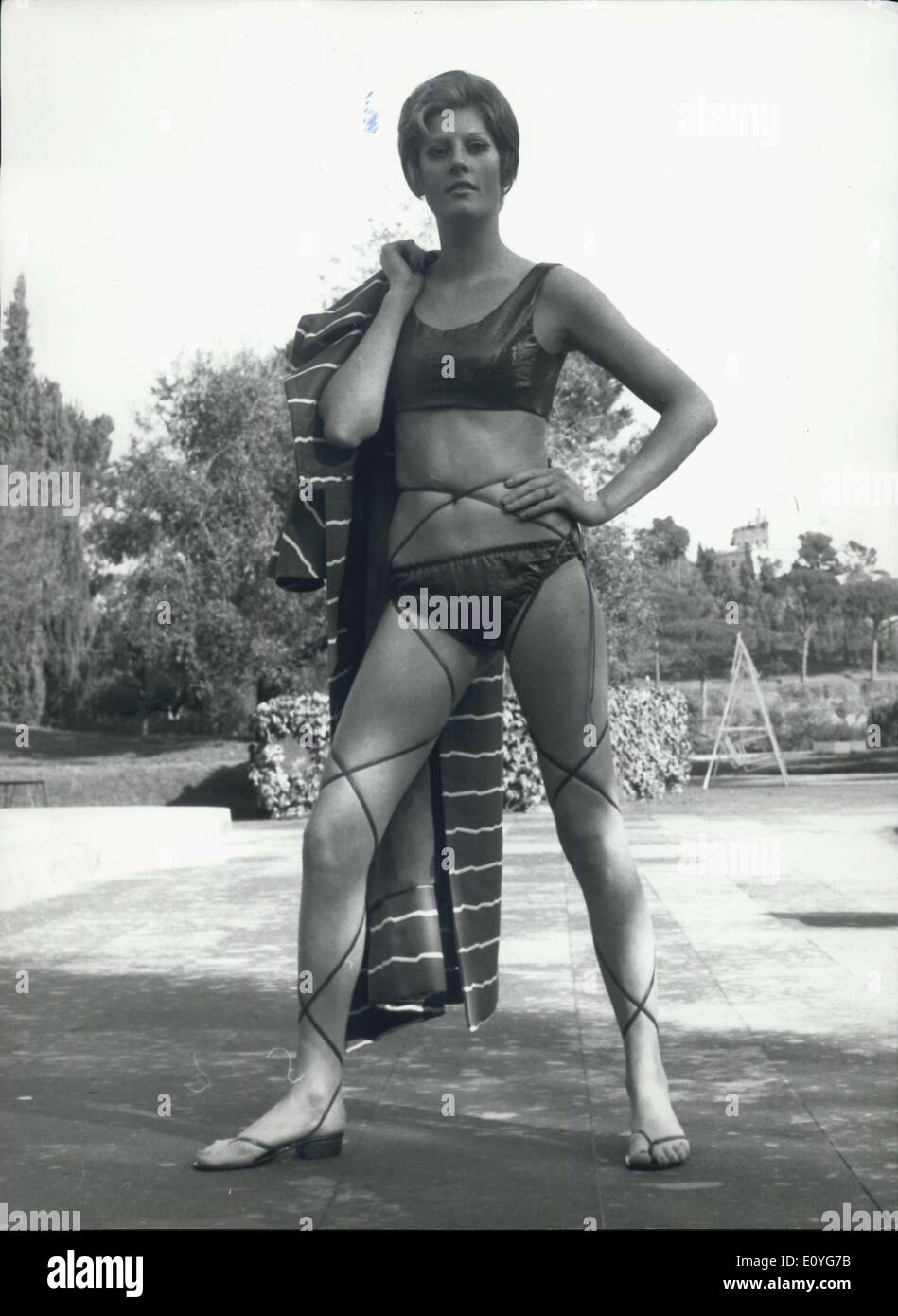 1 janvier, 1970 - Maxi et le bikini...présenté par Brugnoli à l'exposition de la Semaine de la mode à Rome. Banque D'Images