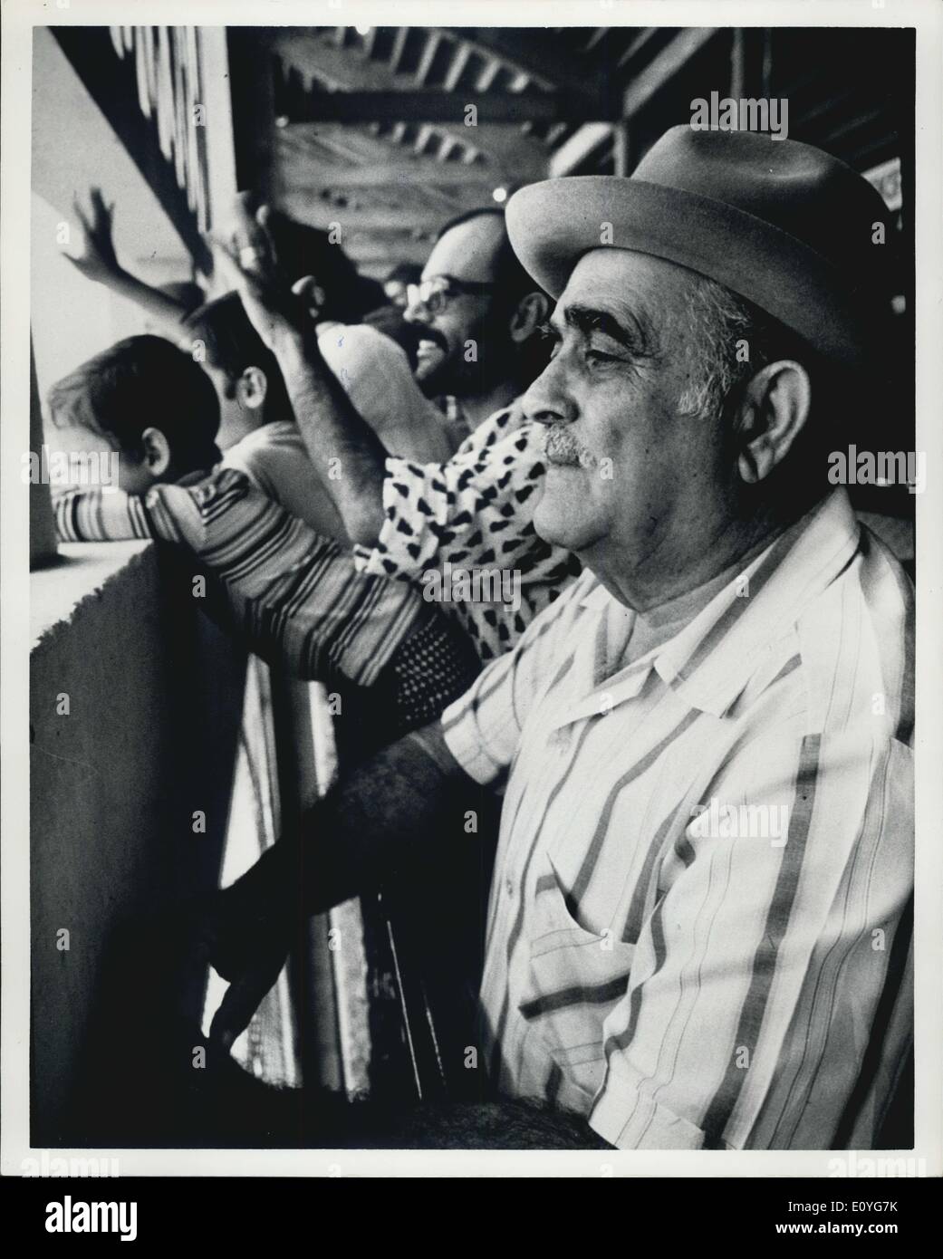 1 janvier 1970 - réfugiés cubains, l'Orange Bowl de Miami, Floride : En raison de l'afflux massif de réfugiés cubains la ville de Miami a ouvert de l'Orange Bowl en otder à leur hébergement. Photo montre l'intérieur Regufees cubain l'Orange Bowl chercher ailleurs par rapport Banque D'Images 1 janvier 1970 - réfugiés cubains, l'Orange Bowl de Miami, Floride : En raison de l'afflux massif de réfugiés cubains la ville de Miami a ouvert de l'Orange Bowl en otder à leur hébergement. Photo montre l'intérieur Regufees cubain l'Orange Bowl chercher ailleurs par rapport Banque D'Images