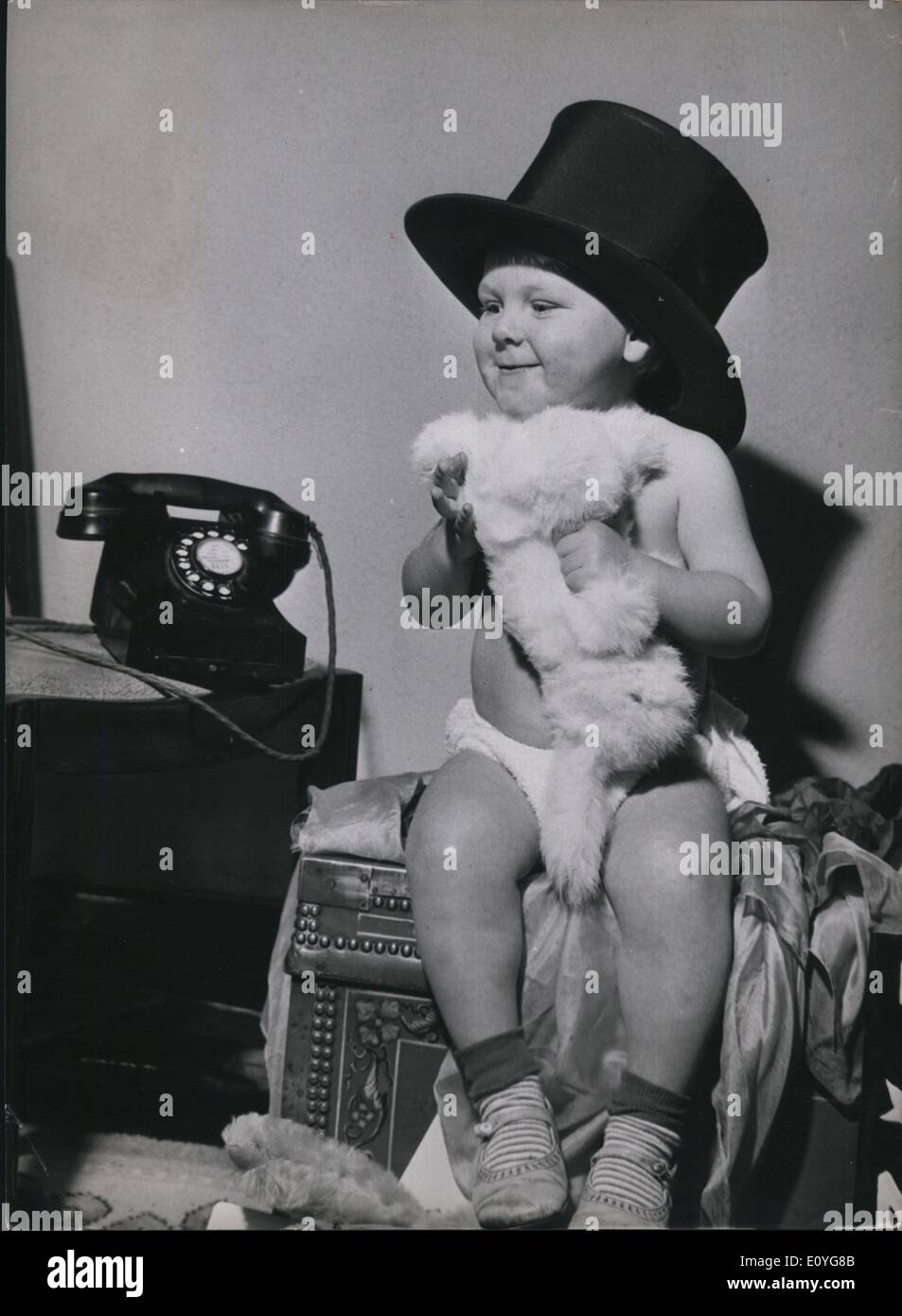 1 janvier, 1970 - Petit lapin blanc ses câlins Sheron et se demande si un tophat ne lui convient pas mieux que le chapeau de sorcière. Banque D'Images