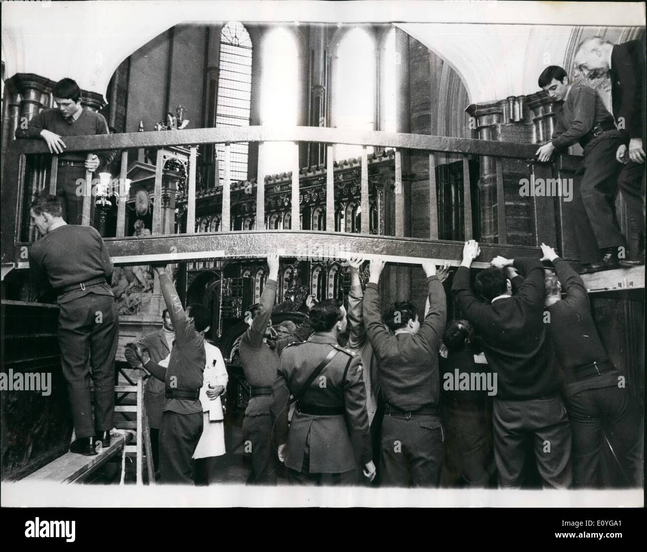 Avril 04, 1970 - L'Armée de résoudre l'abbaye ''Jam''. : sapeurs du 24Fils, Royal Engineers, Chatham, Kent, frais d'une tâche de construction de ponts en abbaye. Ils ont été l'érection d'un plastique renforcé de fibre de verre, aluminium et alliage d'acier et de pont pour rejoindre la chapelle de saint Édouard, qui contient le culte de saint Édouard le Confesseur tha, à l'entrée de la chapelle Henri VII. L'innovation sera facilité ''embouteillages touristiques'', l'Institution of Civil Engineers. Banque D'Images