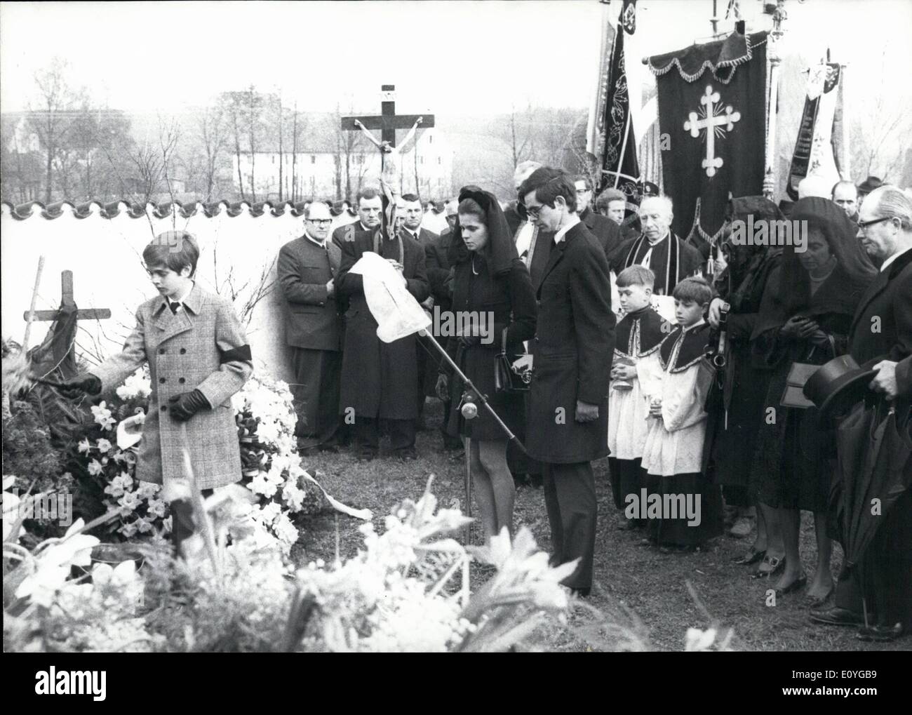 Avril 04, 1970 - L'Ambassadeur d'Allemagne, comte de Spreti... ...Qui a été assassiné au Guatemala, a été enterré aujourd'hui à Home Résidence Château Kapfing près de Munich. Photo : (dans l'avant de gauche à droite) fils Alessandro, fille Cajetana, fils, Arardo la comtesse Veuve Joseph et le frère de l'ambassadeur Franz de Spreti. Banque D'Images