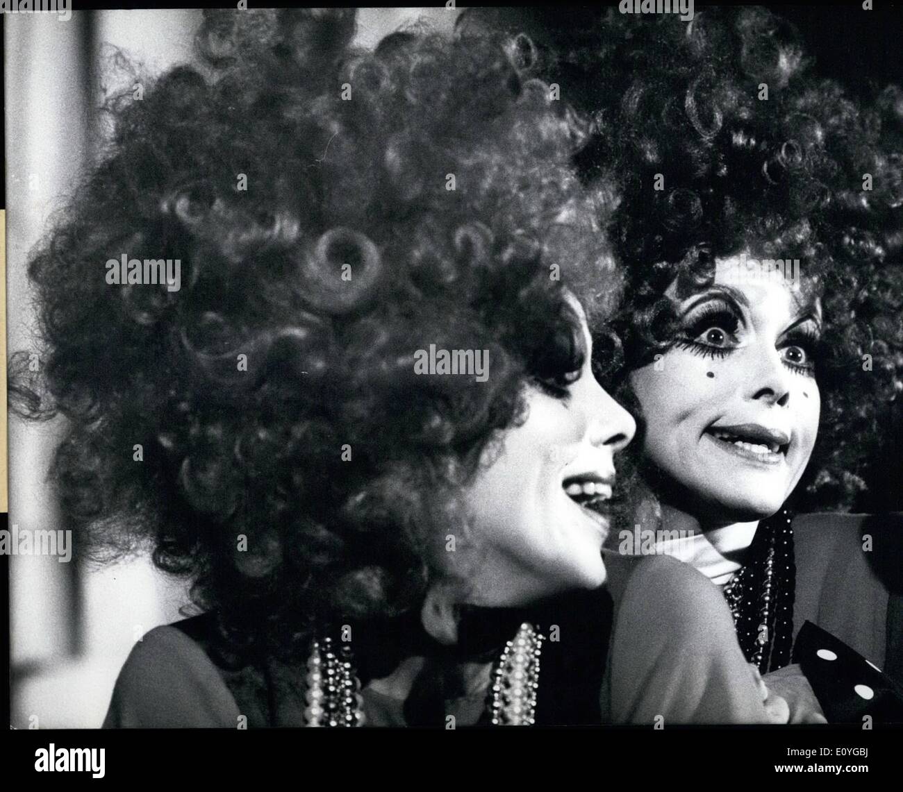 Avril 04, 1970 - Dans le cadre de ces franges de cheveux bouclés... ... Sont cachés le célèbre danseur et chanteur jumeaux de Sachsen, Alice (L) et Ellen Kessler. Depuis 15 ans, ils ont eu beaucoup de succès partout dans le monde et ils sont à la maison à Londres et à Rome, tout comme à Paris et Las Vegas. À l'heure actuelle, les sœurs Kessler se tournent les ''Kessler Show'' à Munich pour la télévision allemande. Dans ce film il y a star, outre les jumeaux Kessler, Sacha Distel et Lester Wilson. Lissendahl Heinz a la commande maître. Banque D'Images