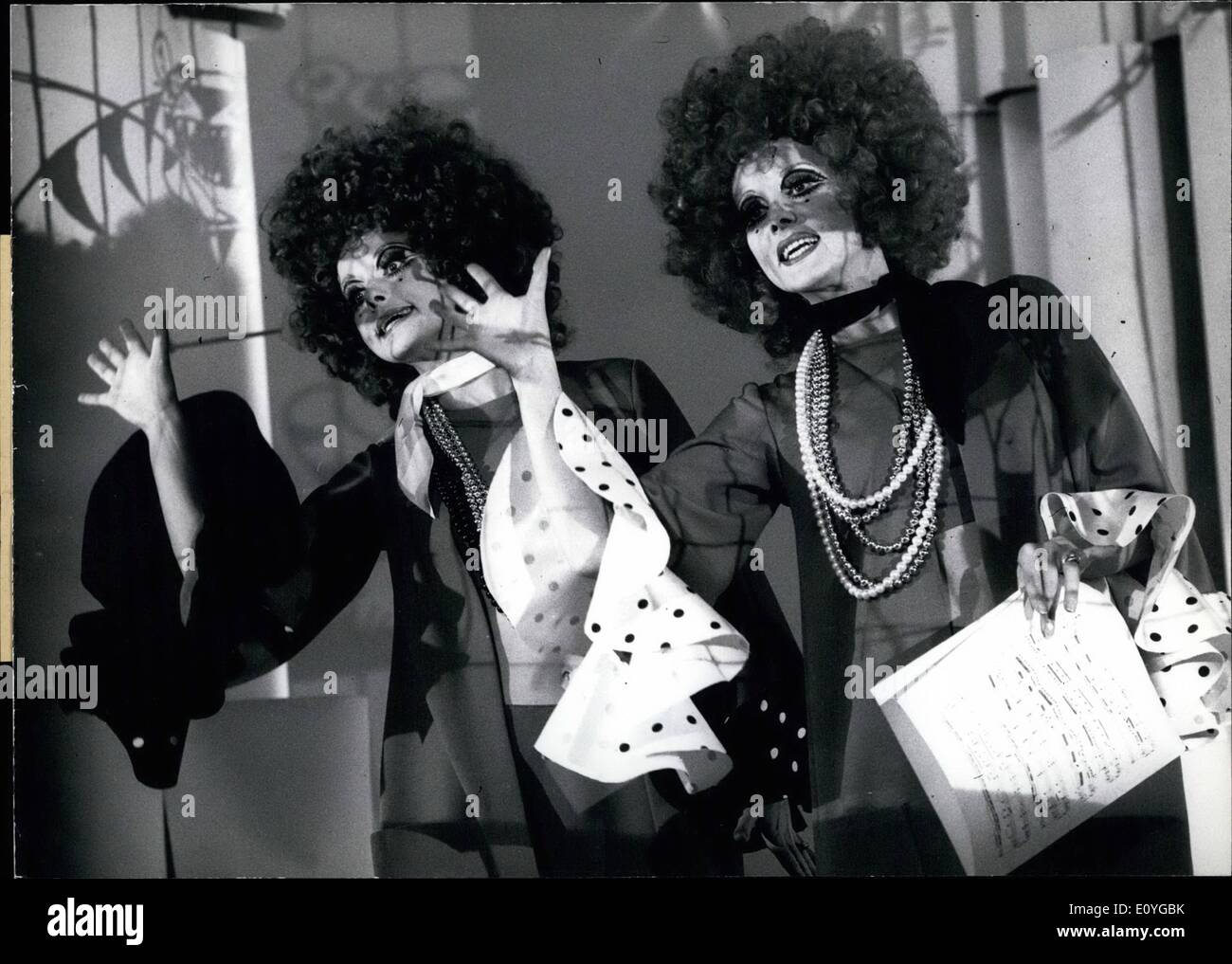 Avril 04, 1970 - Dans le cadre de ces franges de cheveux bouclés... ... Sont cachés le célèbre danseur et chanteur jumeaux de Sachsen, Alice (L) et Ellen Kessler. Depuis 15 ans, ils ont eu beaucoup de succès partout dans le monde et ils sont à la maison à Londres et à Rome, tout comme à Paris et Las Vegas. À l'heure actuelle, les sœurs Kessler se tournent les ''Kessler Show'' à Munich pour la télévision allemande. Dans ce film il y a star, outre les jumeaux Kessler, Sacha Distel et Lester Wilson. Lissendahl Heinz a la commande maître. Banque D'Images