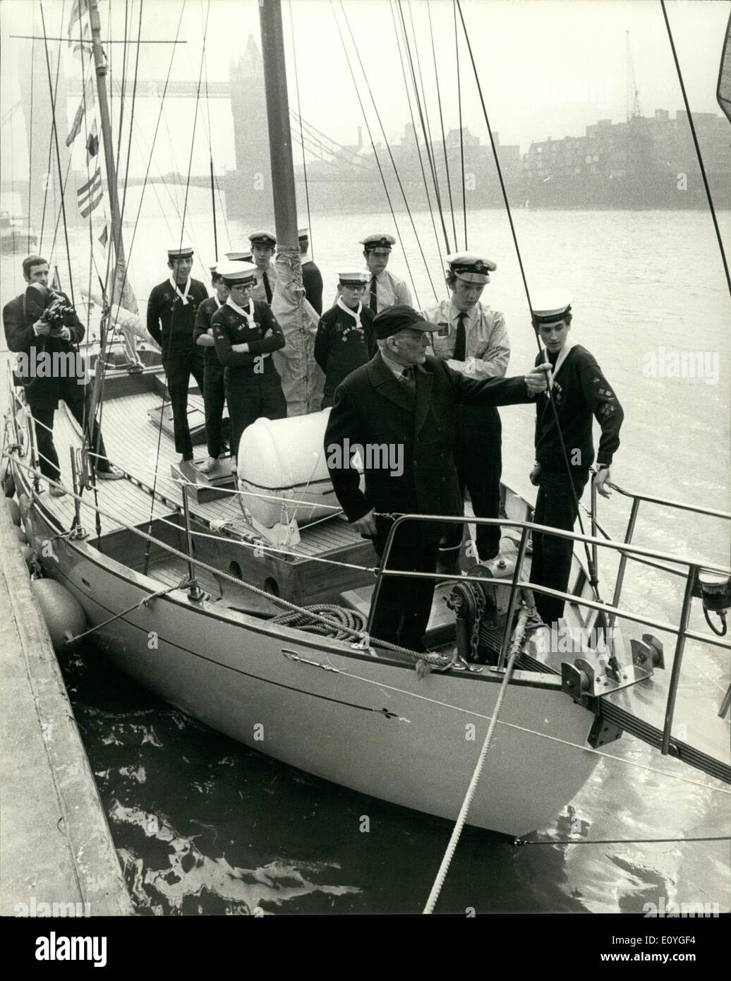 10 avril 1970 - 10 avril 1970 à bord du Sir Francis Chichester sept rois. Sir Francis Chichester, le yachtman, à bord de la sept rois, un &pound;18 000, 44&frac12 ; ft. ketch, avec les garçons de la 4e sept rois Sea Scouts qui ont aidé à bâtir sa, à Tower Pier hier. Il a fallu 7 ans pour construire les 16 tonnes, 8 couchettes voilier océan dans un champ près de l'accueil de la troupe est chef scout, M. Derek Williams, 37 ans, un Woodford, Essex, maître. Banque D'Images