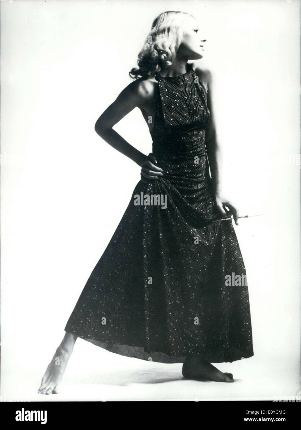 Le 04 mai 1970 - Modélisation femme jersey robe de soie noire Banque D'Images