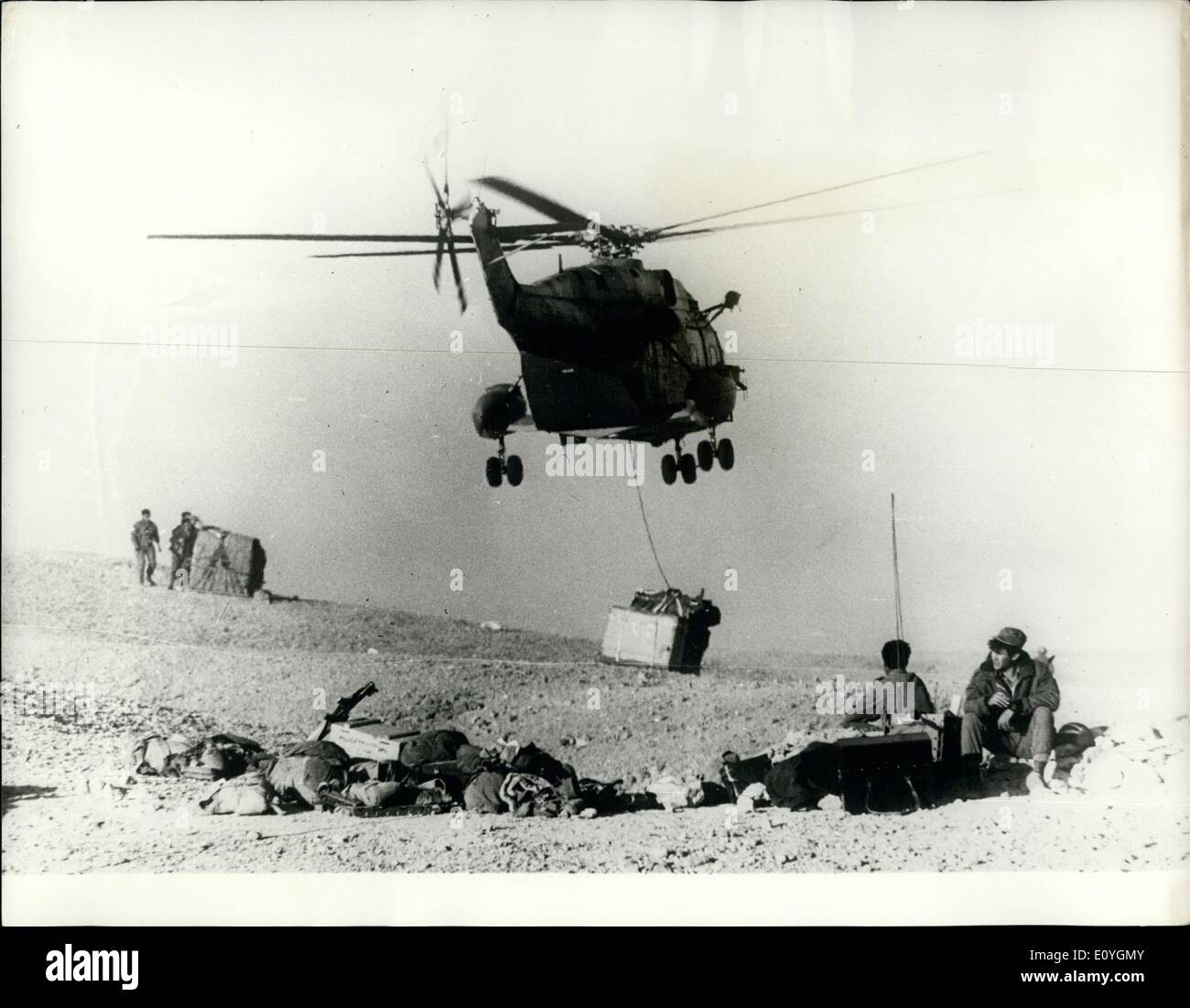 Mai 05, 1970 - Photos de l'île de Shadwan Raid par les Israéliens : Israël très réussie de l'attaque surprise par hélicoptère né sur les commandos de l'île de Shadwan égyptien qui a eu lieu dans le golfe de l'intente en illustré de façon spectaculaire par ces photos d'action de l'attaque sur le Decca radar de l'installation Il existe, et qui a été démonté, emballé et transporté par des troupes spécialisées. Les pertes sur le côté d'Israël étaient petits et tous les objets obtenus. Un hélicoptère israélien a tirer haut et loin l'une des caisses contenant le Decca Radar installation, aujourd'hui d'être de retour en Israël. Banque D'Images