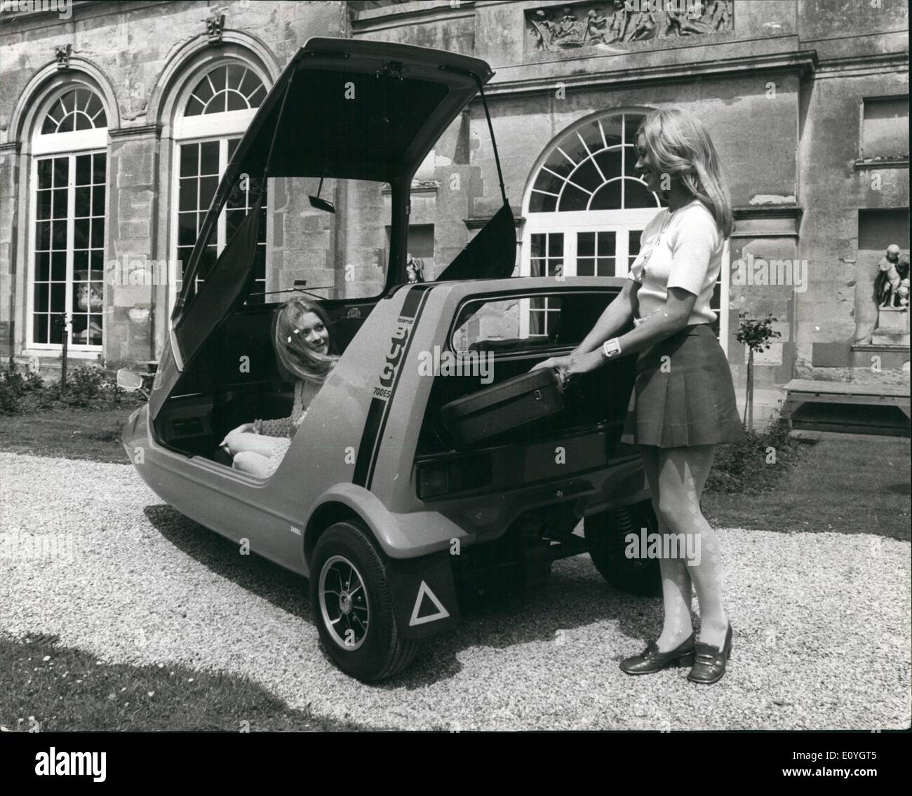 05 mai 1970 - le ''Bond Bug - la voiture de jeunesse des années 70: Le Bond Bug, un révolutionnaire à deux places a prétendu être le premier véhicule conçu exclusivement pour le groupe d'âge 17 à 25 ans, Cette nouvelle production du groupe moteur Rellante a été lancée dans le but de devenir un précurseur de la tendance dans son domaine au cours des années 1970, comme le mini a été dans la dernière . Trois versions sont proposées : la médaille de base « Bara Bug » 700 (prix : 548, 0.4), le 700E (579.7.0) qui possède un équipement complet et un style raffiné et le 700ES (328.19 Banque D'Images