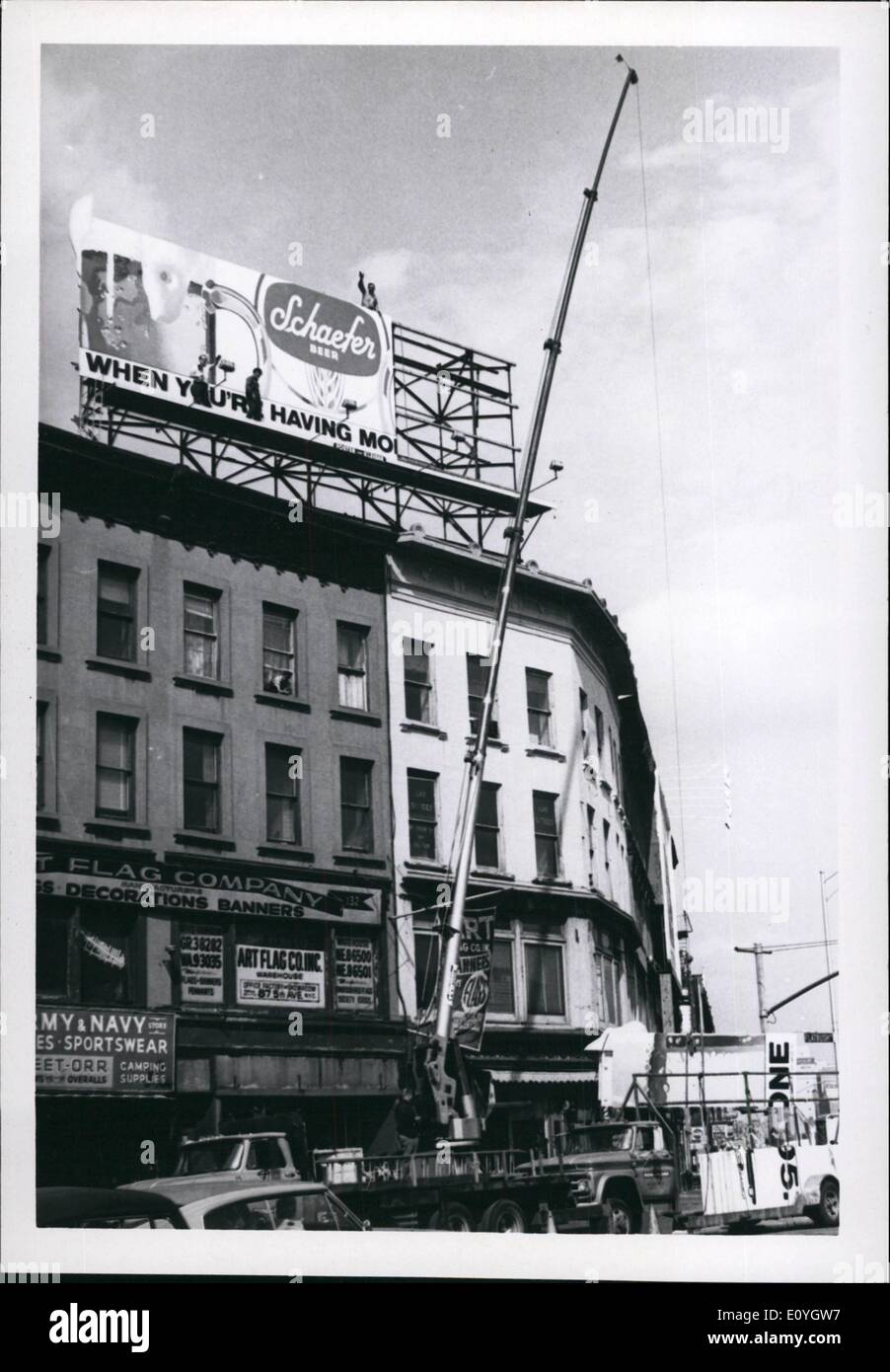 Mai 05, 1970 - La mise en place d'un signe de la bière Schaefer à ilatbresh et influents Avenues de Brooklyn Banque D'Images
