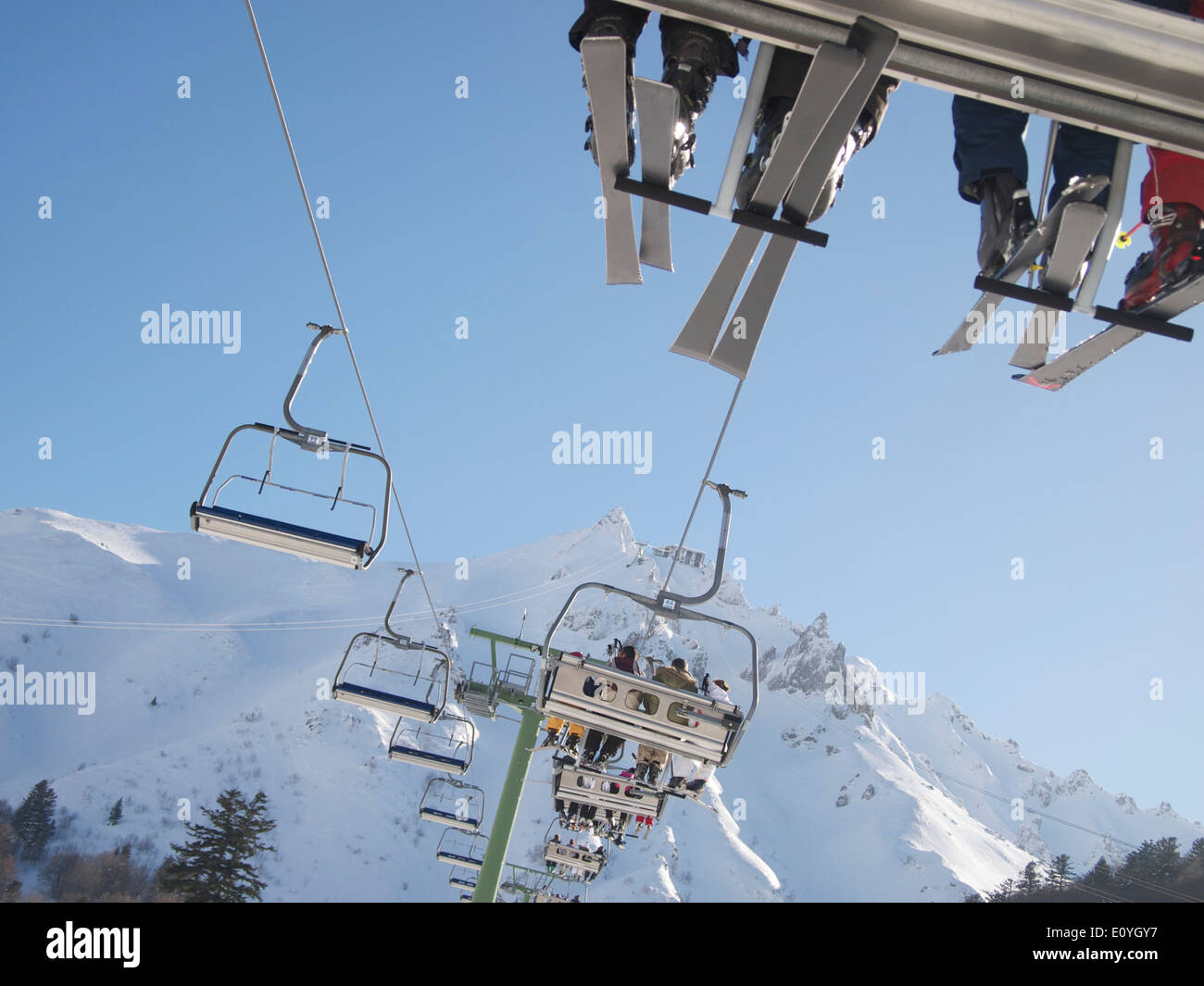 Skieurs sur le télésiège de la station de ski du Mont-Dore, Massif du Sancy, Auvergne, France Banque D'Images