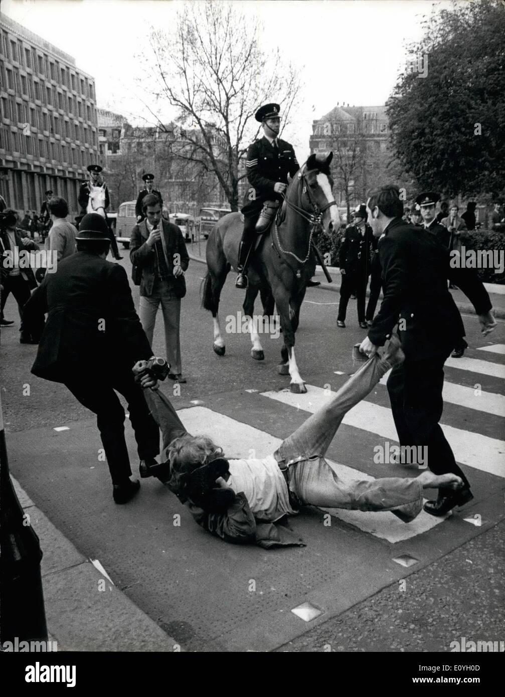 Mai 05, 1970 - Les manifestants se heurtent à la police au cours de protestation à l'ambassade américaine à Londres : des milliers de manifestants scandant des slogans anti-guerre et pour protester contre l'intervention américaine au Cambodge se sont heurtés à la police lorsqu'ils ont marché vers l'ambassade américaine à Grosvenor Square hier. Les combats ont éclaté lorsqu'ils ont essayé de briser le cordon de police garde l'ambassade. La photo montre l'un des manifestants qui ont éclaté à travers la police Gordon a été traîné à l'écart pendant la manifestation d'hier dans la région de Grosvenor Square. Banque D'Images