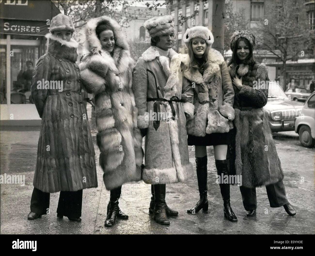 12 mai 1970 - Emmanuelle Khanh manteau de fourrure Dessins Photo Stock -  Alamy