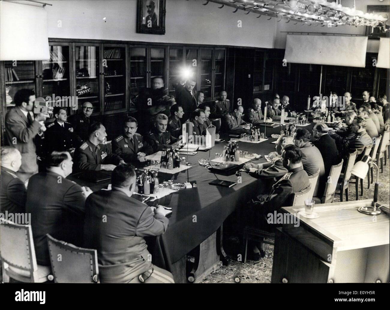 21 mai 1970 - une séance du Comité des Ministres de la Défense des pays membres du pacte de Varsovie s'est tenue à Sofia. Les délégations militaires de l'URSS, la Hongrie, la République démocratique allemande, la Pologne, la Roumanie, la Tchécoslovaquie et la Bulgarie ont pris part à la séance. OPS : vue générale de la séance. Le 21 mai 1970, Sofia. Banque D'Images
