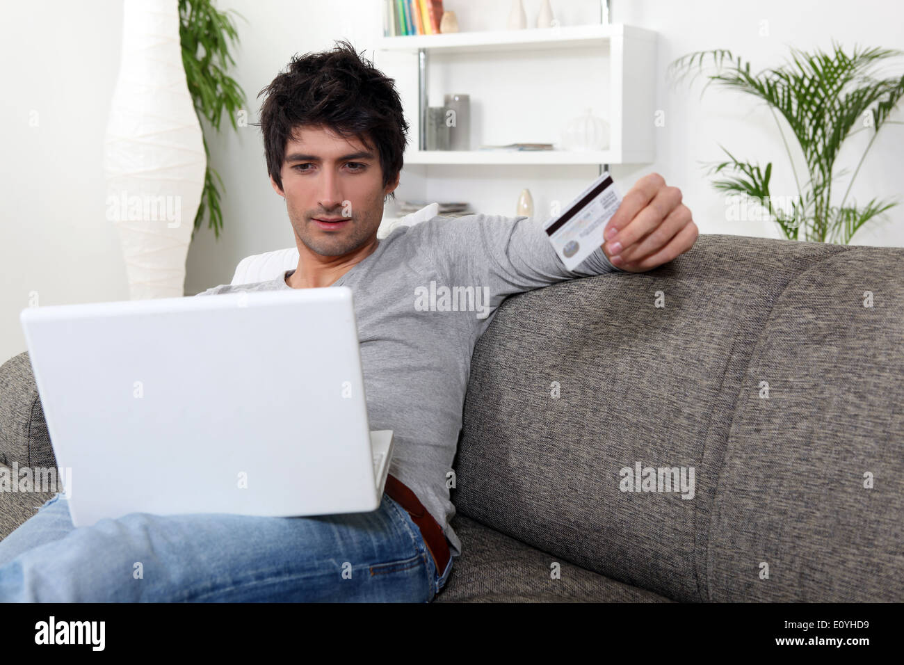 Man with credit card Banque D'Images