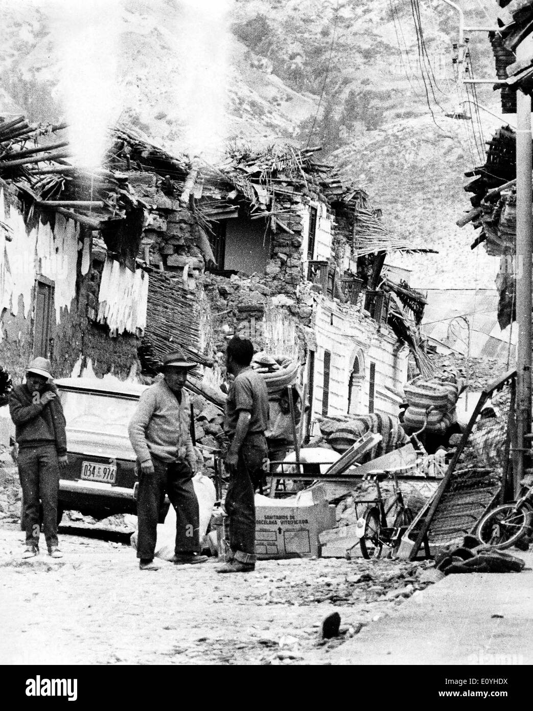 31 mai, 1970 ; Huaraz, Pérou ; les images de la dévastation causée par le tremblement de terre de 1970 au Pérou, où 70 000 personnes ont été tuées dans les coulées dans Huaraz dans les Andes centrales. Il a enregistré 7,8 sur l'échelle de Ritcher. Les dommages furent estimés à environ milliards de dollars, et environ 1 millions de personnes sont sans abri. Banque D'Images