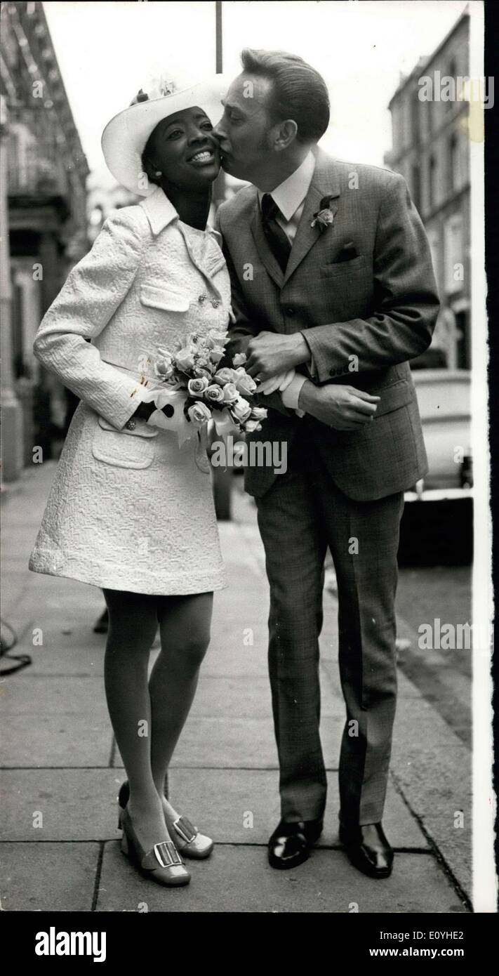 Juin 01, 1970 Jeudi 28 novembre 2013 - L'acteur acteur : Bernard Davey était marié à Kensington s'inscrire bureau aujourd'hui, à Colleen Bennett, du Guyana - un secrétaire qui a fait du film et modèle. Photo montre les mariés après la cérémonie. Banque D'Images