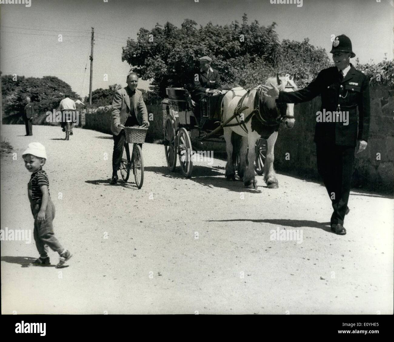 Juin 02, 1970 - 2 juin 1970 SarkÃ¢â€ premier policier Ã¢â€" Le contrôle de l'heure de pointe sur l'île de Sark, le Banque D'Images