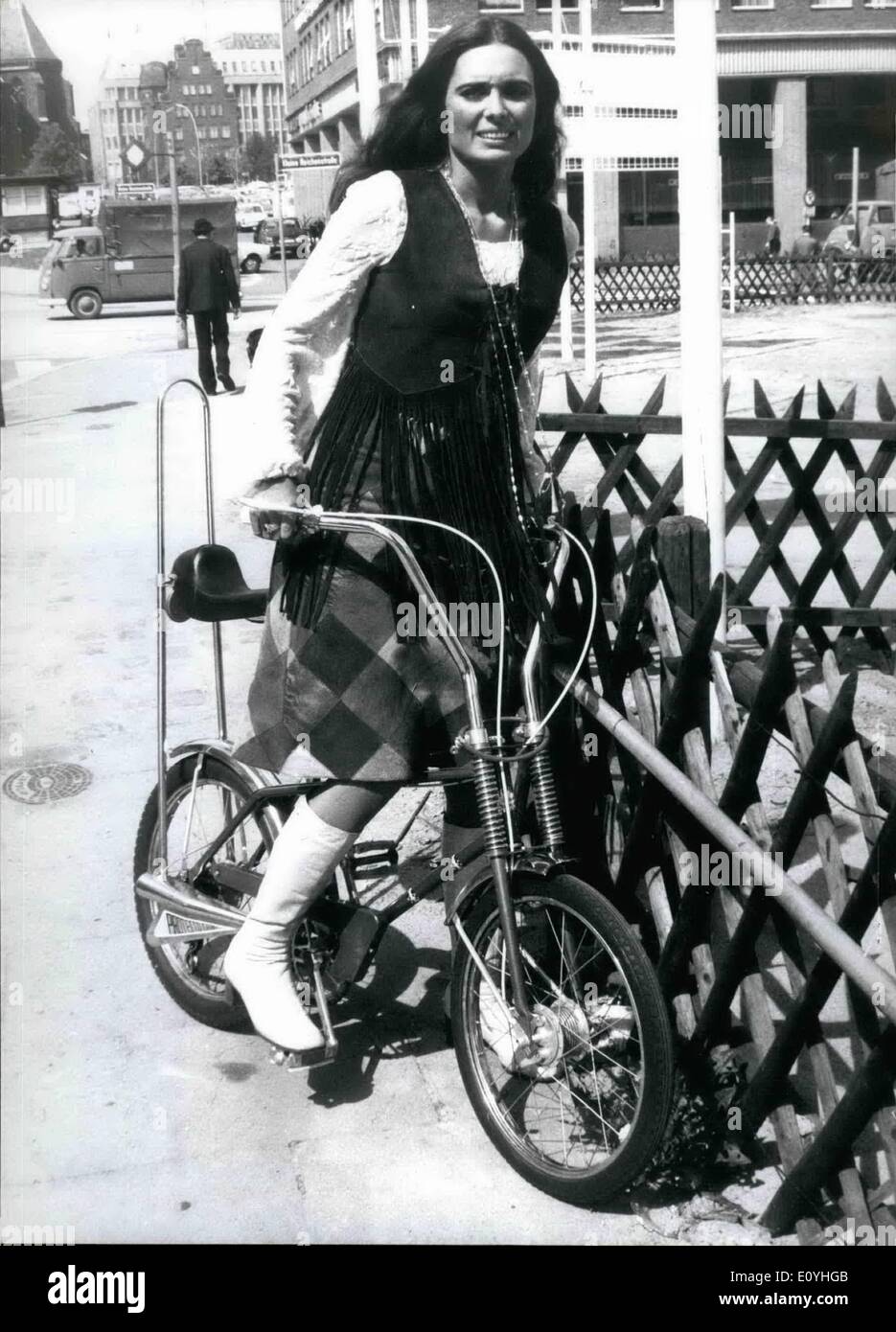 Juin 06, 1970 - Dalia Lavi est venu à Hambourg pour le tournage d'un téléfilm. La jolie actrice israélien qui s'est récemment fait connaître en tant que chanteur, joue un rôle dans le spectacle de musique ''Hits a Gogo'' qui sera diffusé dans le premier programme de télévision allemande. Arrivé à Hambourg, Lavi Daliah b y ont fait du tourisme location dans la ville qu'elle aime beaucoup. Banque D'Images