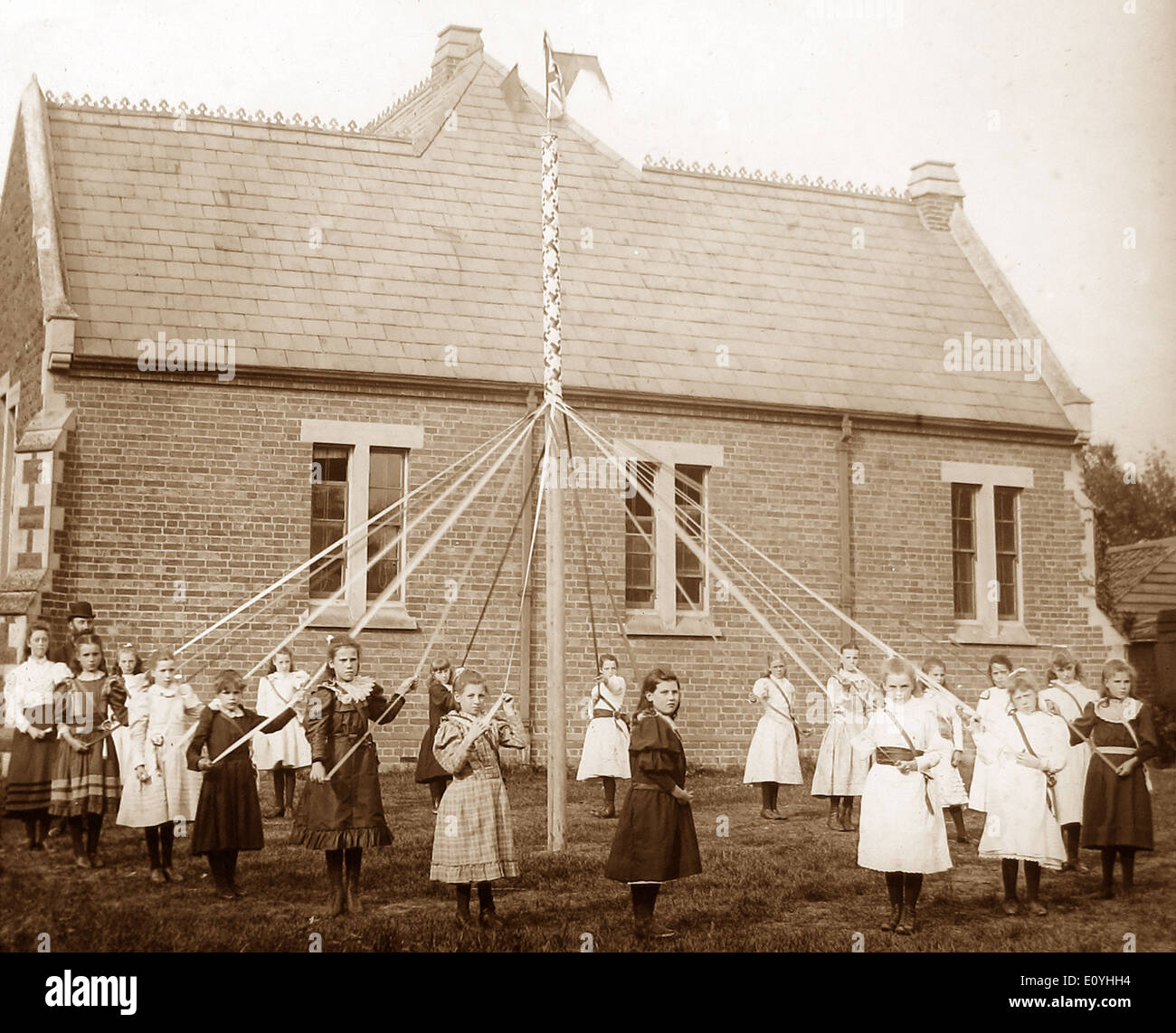 La danse de l'époque victorienne anglaise Maypole Banque D'Images