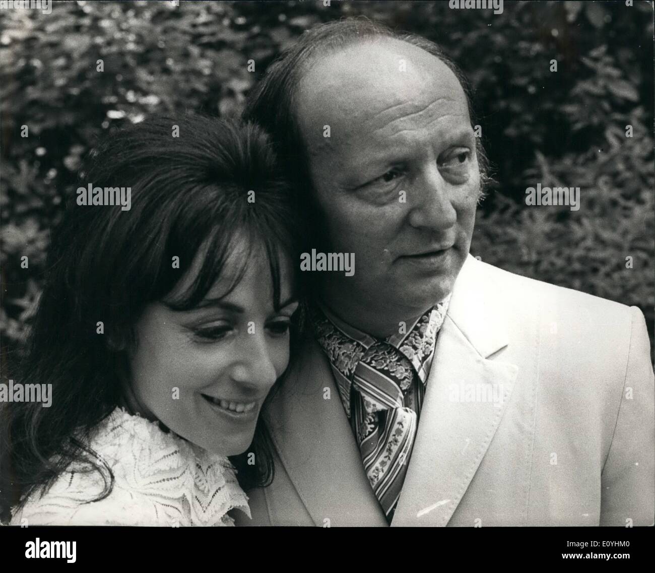 Juin 06, 1970 - Le romancier Harold Robbins sur une visite à Londres : Harold Robbins, qui est de passer quelques jours à Londres sur le chemin des États-Unis pour son accueil dans le sud de la France, peuvent se vanter d'être le romancier le plus lu écrit aujourd'hui. Pas un seul de ses livres a été vendu à plus de 600 000 exemplaires par an et le plus réussi. ''L'opportunistes'', s'est vendu à plus de six millions. En livre de poche seul ses dix romans ont vendu plus de vingt millions d'exemplaires Banque D'Images