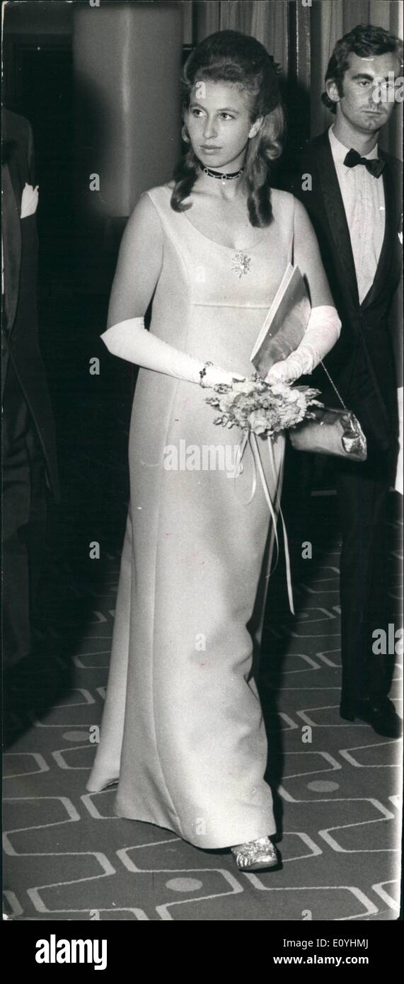 Juin 06, 1970 - La princesse Anne à Premiere : la princesse Anne décrit comme son arrivée au Royal Festival Hall, South Bank, Londres, pour assister à la première mondiale du film du Royal Ballet Company's production de ''Variations Enigma'', la nuit dernière. Banque D'Images
