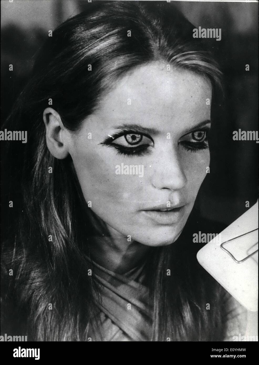 Juin 06, 1970 - Beau modèle allemand Vera Von Lehndorf, dans l'art et de savoir bien plus que le film est Veruschka tuning Veruschka ''Stop'' écrit et réalisé par Franco Rubartelli, le photographe italien que découverte le modèle et maintenant son fiancé. Le film est l'histoire d'un long voyage de deux amoureux a laissé entendre par un lien profond et fraiche et des changements que les événements du voyage mis à l'attache jusqu'à arriver à une conclusion surprenante et imprévisible. OPS  = feint l'œil ont été peints sur les paupières de Veruschka pour une scène du film. Banque D'Images